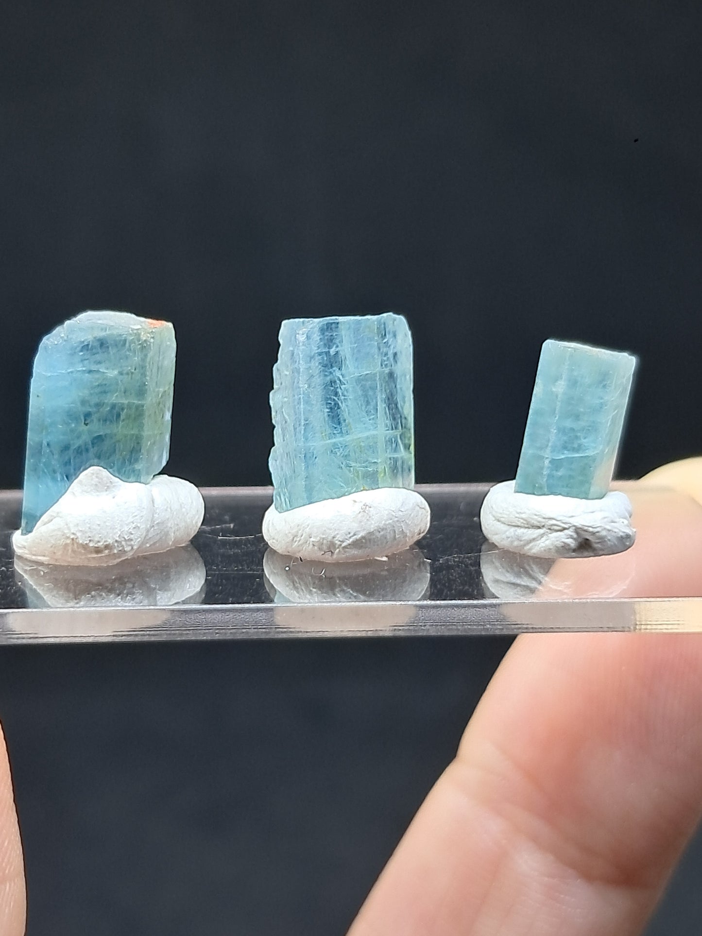 Conjunto de 3 cristales hexagonales de aguamarina (Karur) en bruto | Ejemplar mineral n.° AQM33