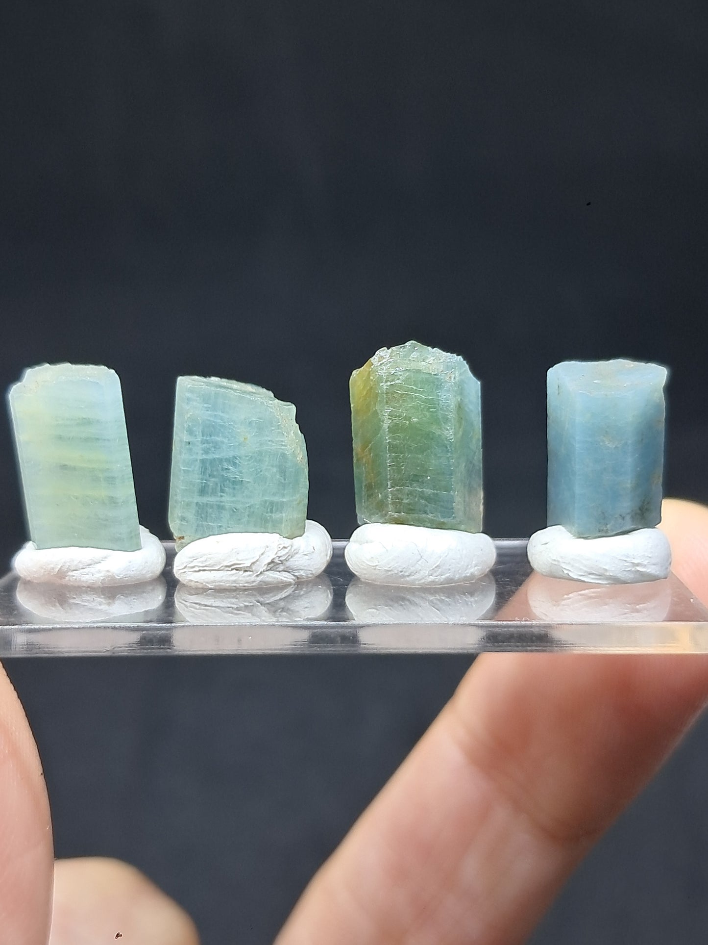 Conjunto de 4 cristales hexagonales de aguamarina (Karur) en bruto | Ejemplar mineral n.° AQM32