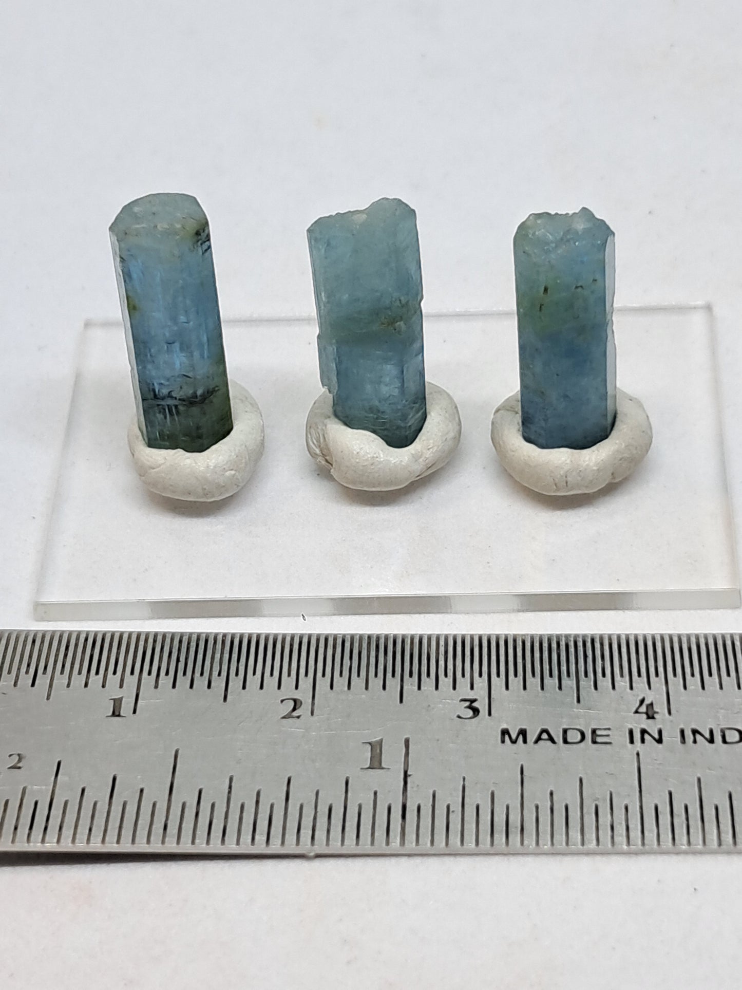 Conjunto de 3 Aguamarinas (Karur) Cristales Hexagonales en Bruto | Ejemplar Mineral n.° AQM27