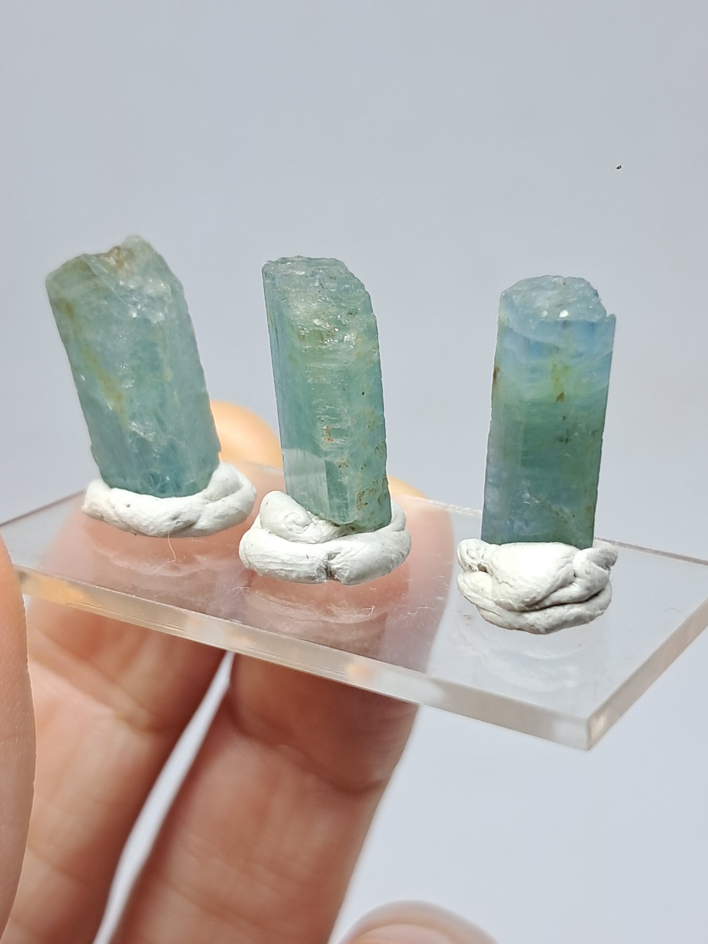 Conjunto de 3 Aguamarinas (Karur) Cristales Hexagonales en Bruto | Ejemplar Mineral n.° AQM26