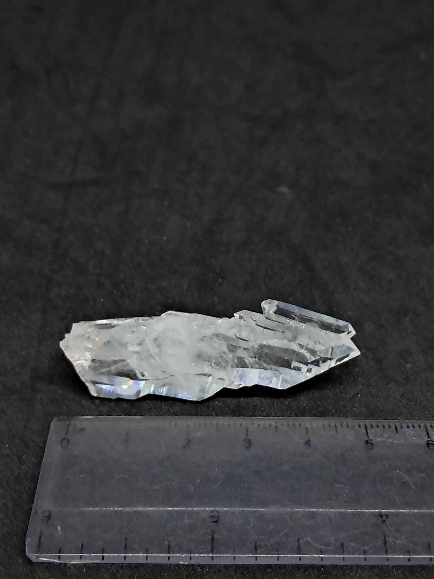 Cuarzo transparente desvanecido con crecimiento escalonado (Santander, Colombia) Punta natural | Ejemplar mineral n.° COQ14