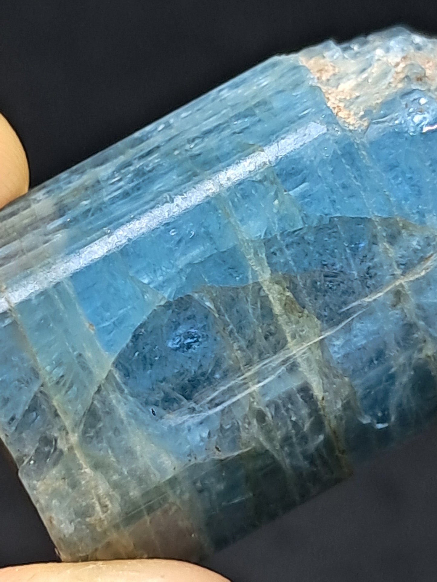 Aguamarina de alta calidad (Karur) en bruto, cristal hexagonal | Ejemplar mineral n.° AQM17