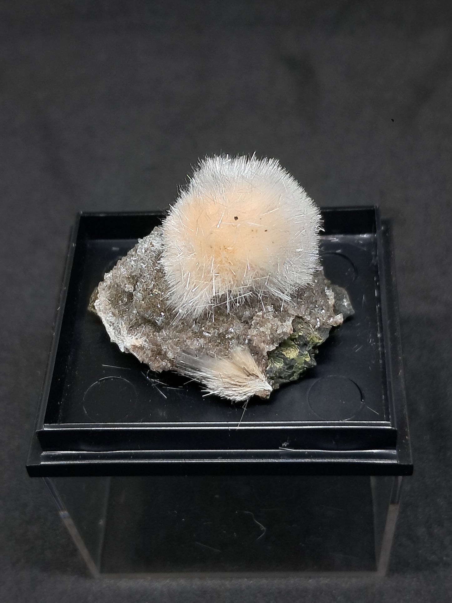 Mesolita color melocotón sobre heulandita (Madhya Pradesh), cristal natural | Ejemplar mineral n.° MS13