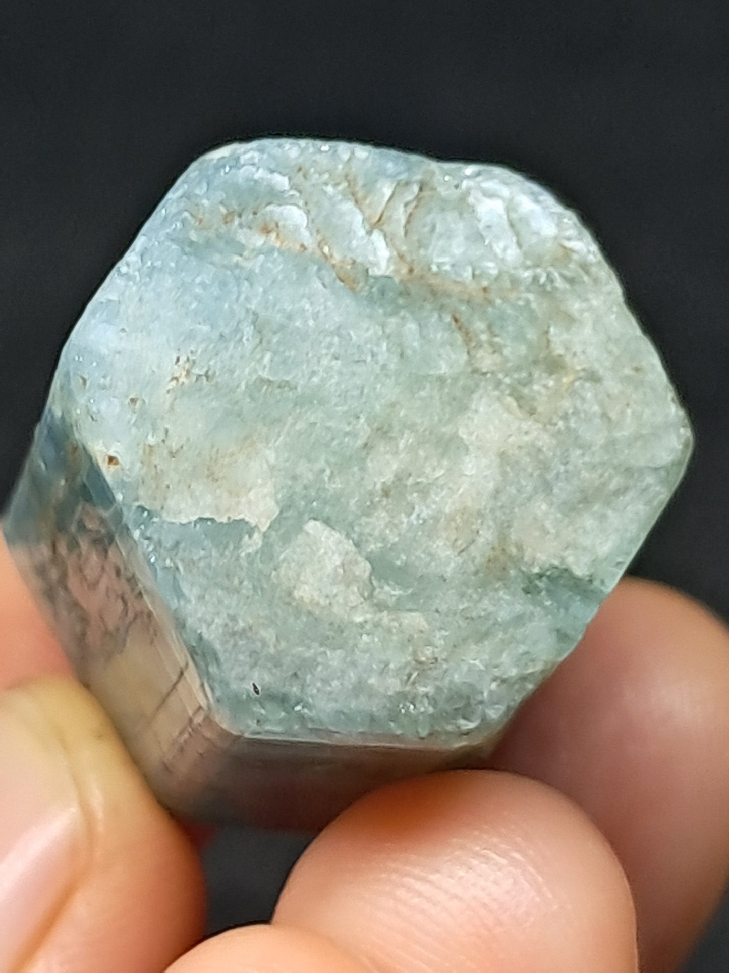 Aguamarina de alta calidad (Karur) en bruto, cristal hexagonal | Ejemplar mineral n.° AQM17