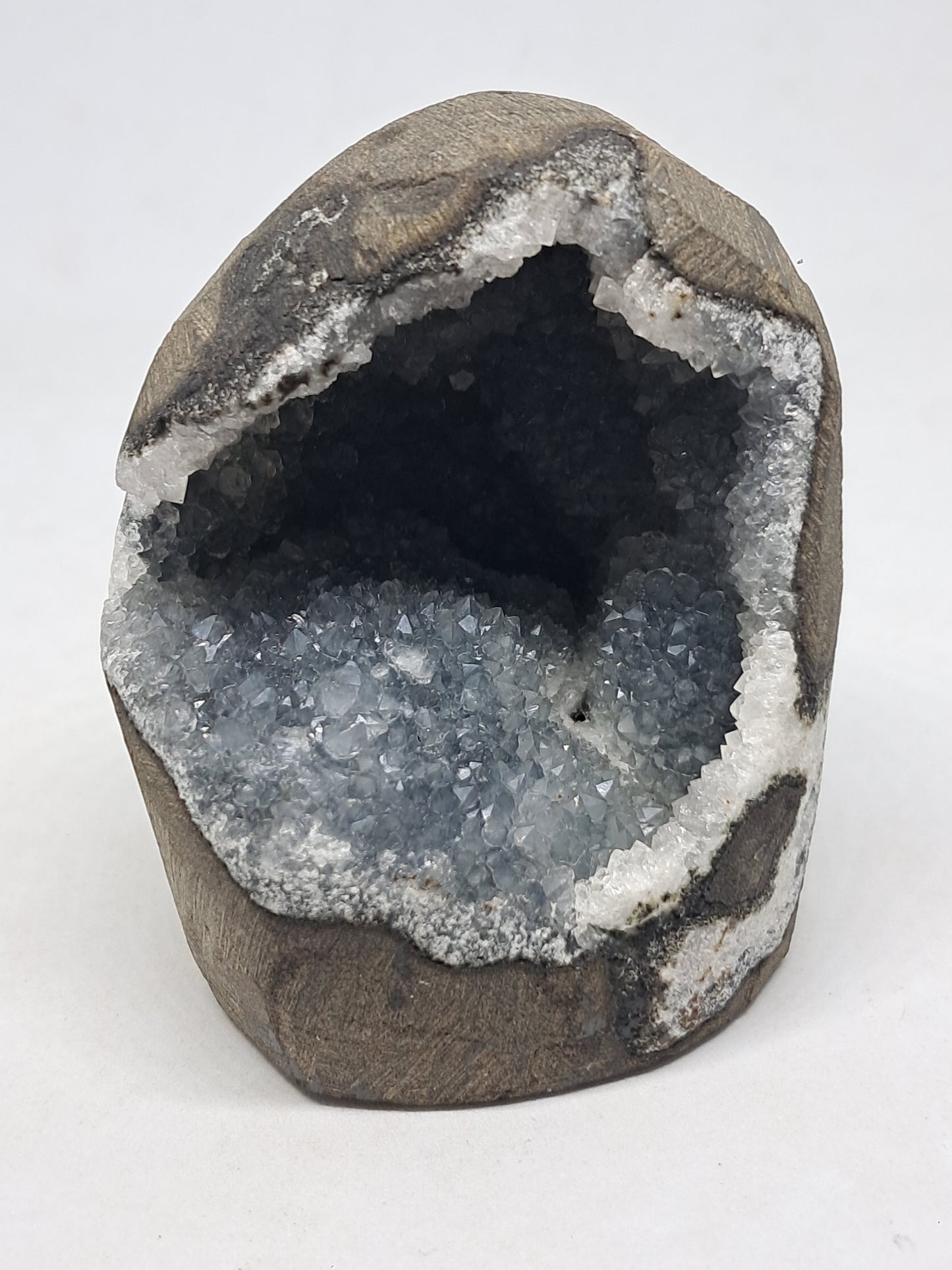 Calcedonia gris/azul en geoda de basalto (Nashik) | Cristal natural | Ejemplar mineral n.° BC10