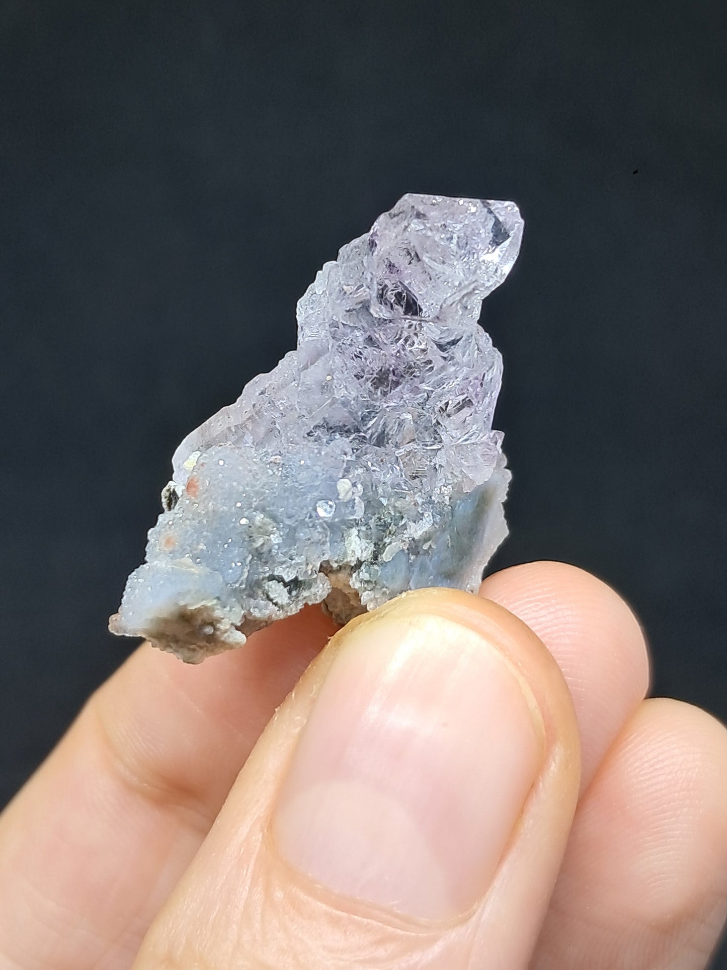 Cúmulo de cetro de amatista sobre matriz de calcedonia (Karur) | Piedra natural | Ejemplar mineral n.° KA71
