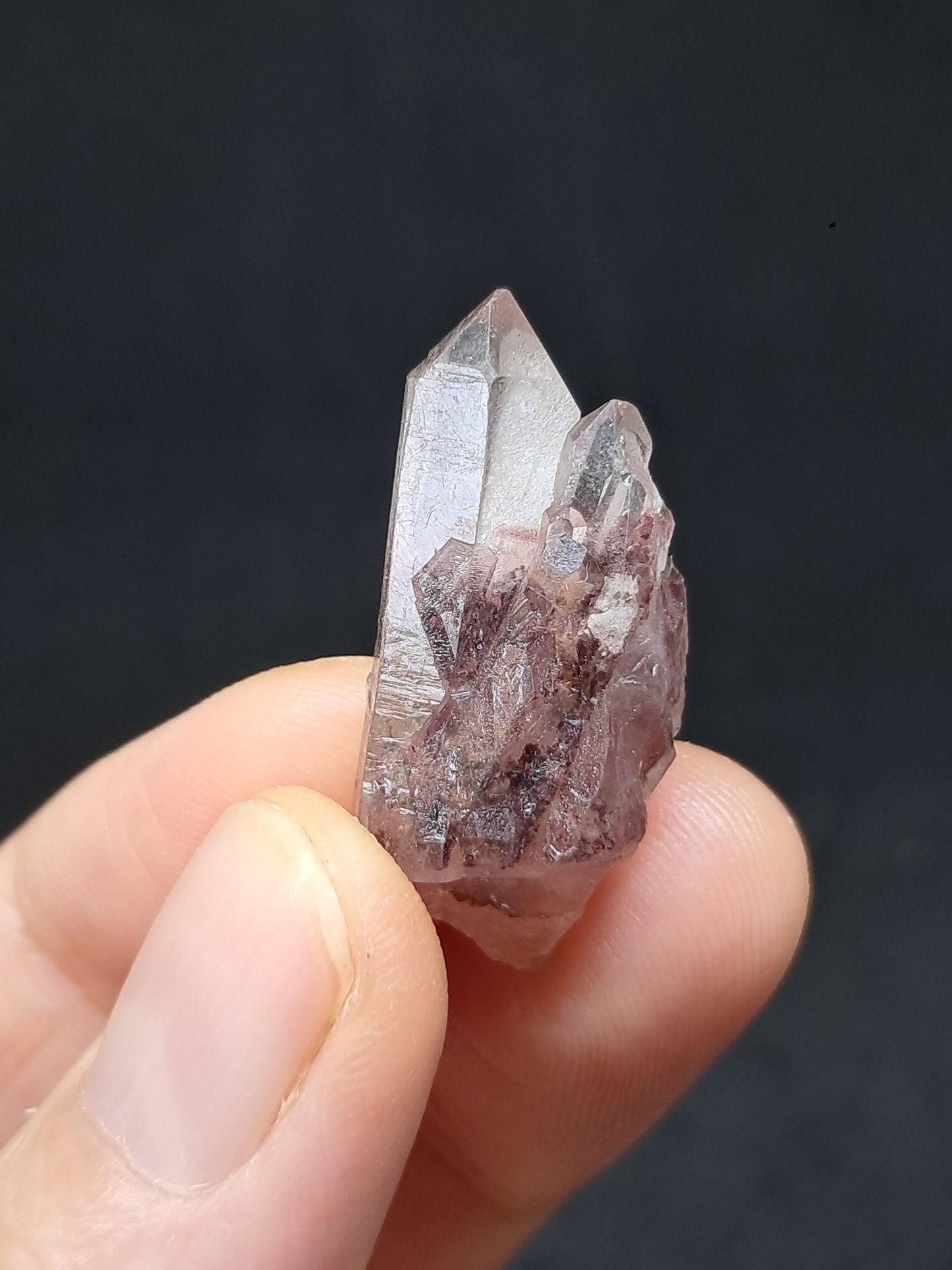 Punta de cristal natural de cuarzo fantasma hematita (Telangana) | Ejemplar mineral n.° HPQ17