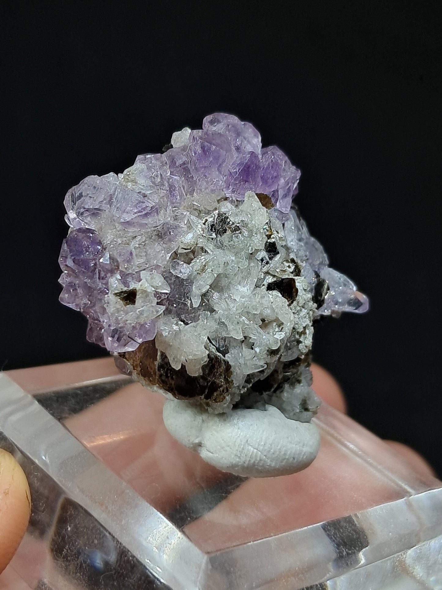 Cúmulo de amatista en matriz de albita y mica (Karur) | Cristal en bruto | Piedra natural | Ejemplar mineral n.° KA107