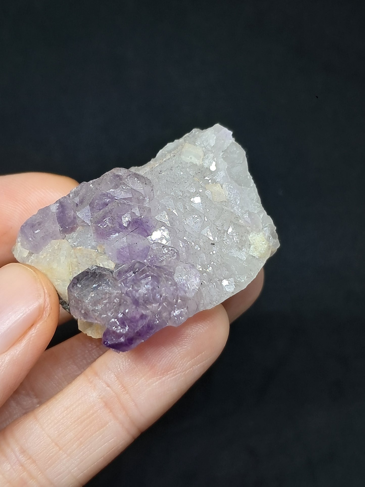 Amatista Elestial sobre cuarzo con feldespato (Karur) | Aglomerado de cristales en bruto | Piedra natural | Ejemplar mineral n.° KA125