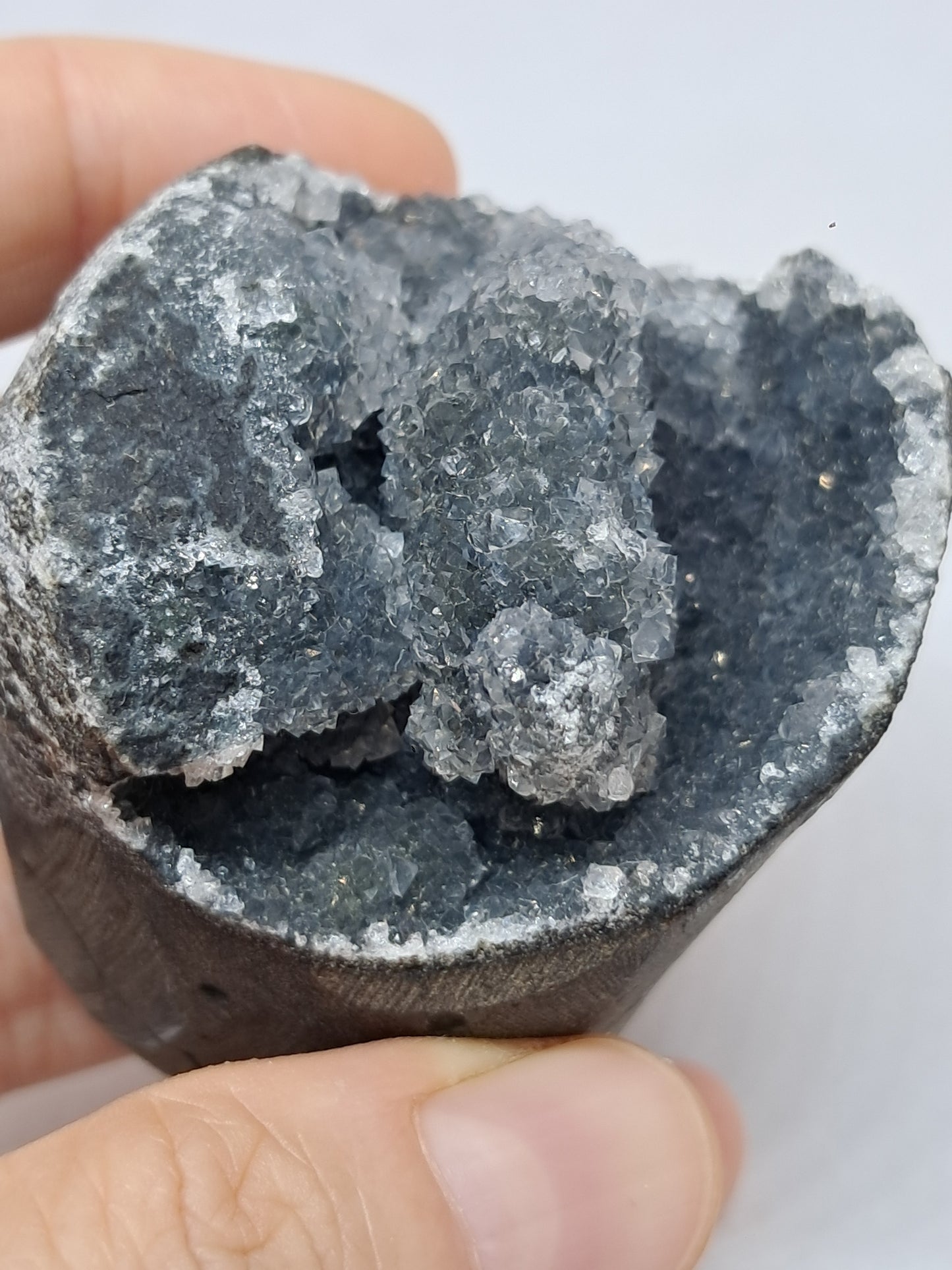Calcedonia negra en geoda de basalto (Nashik) | Cristal natural | Ejemplar mineral n.° BC15