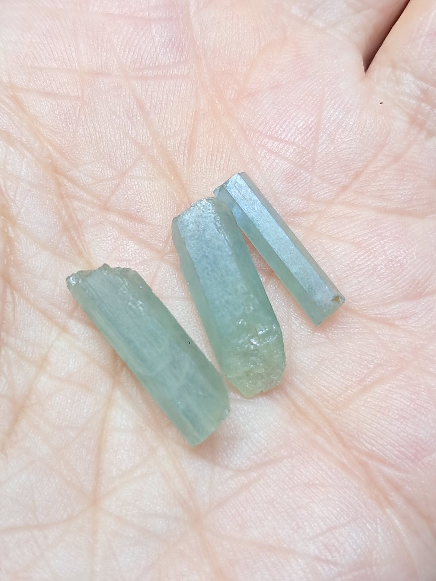 Conjunto de 3 Aguamarinas (Karur) Cristales Hexagonales en Bruto | Ejemplar Mineral n.° AQM34