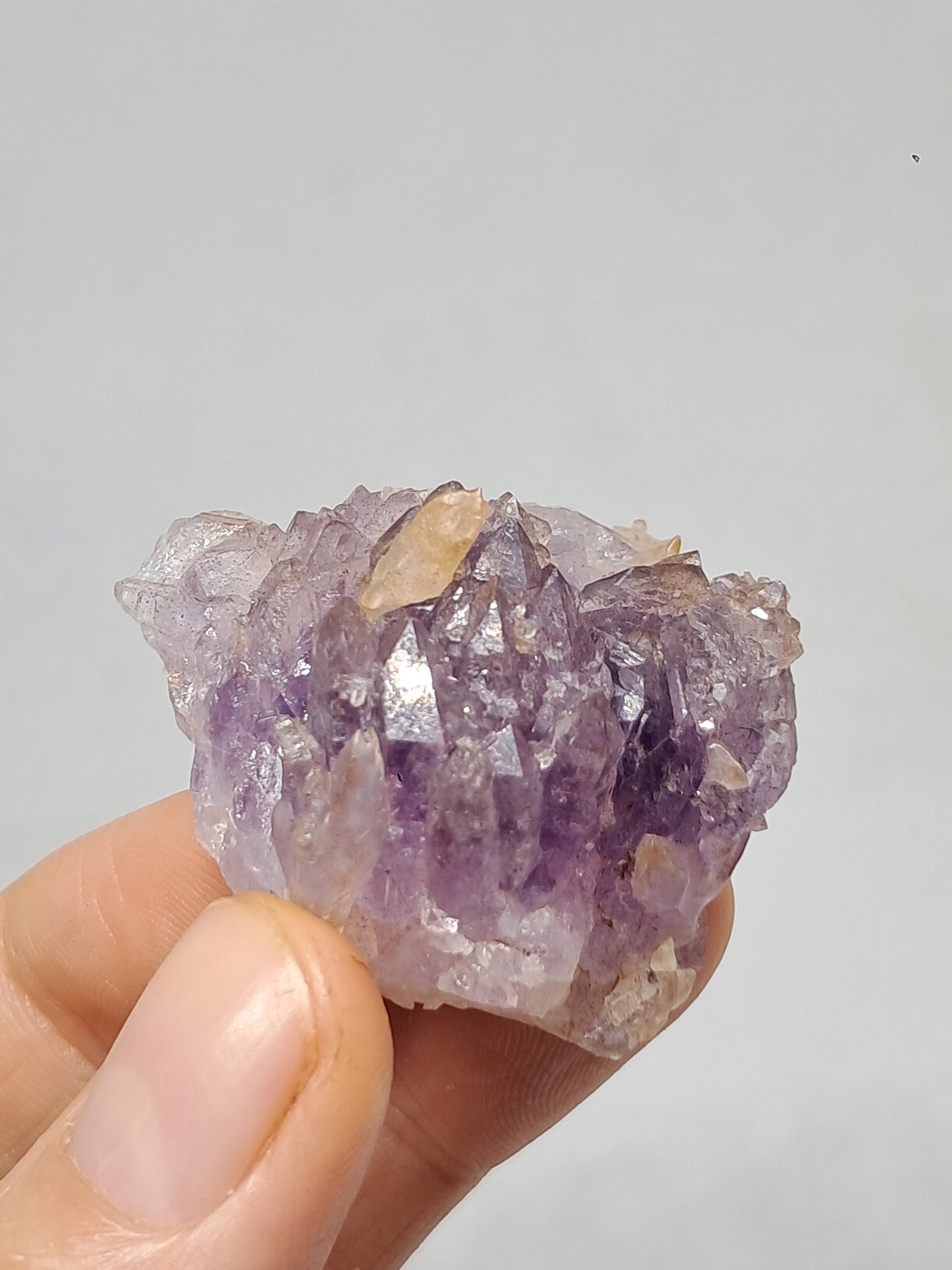 Amatista en forma de cetro con calcita reactiva a los rayos UV (Karur) | Cristal en bruto | Piedra natural | Ejemplar mineral n.° KA131