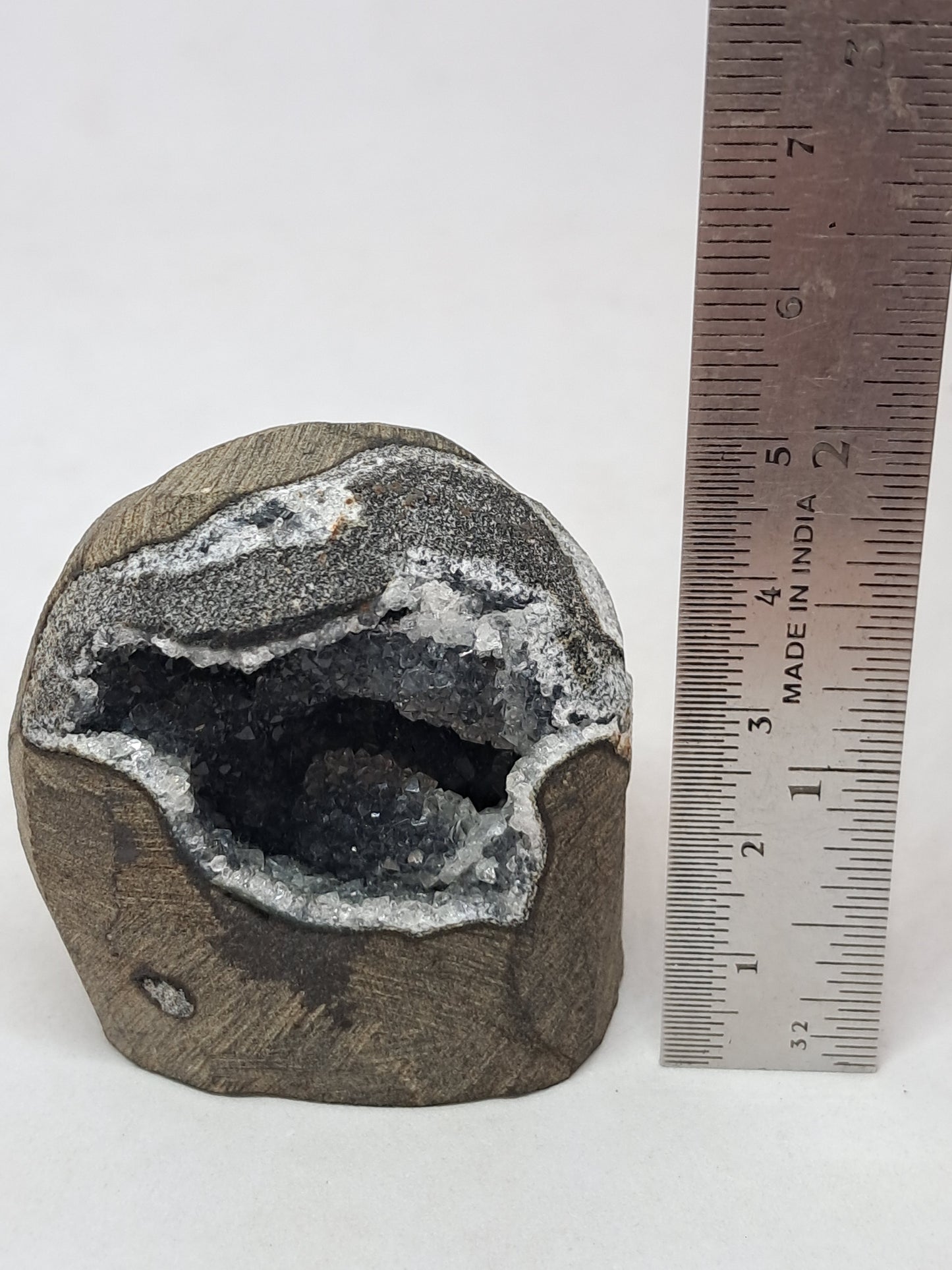 Calcedonia negra en geoda de basalto (Nashik) | Cristal natural | Ejemplar mineral n.° BC16