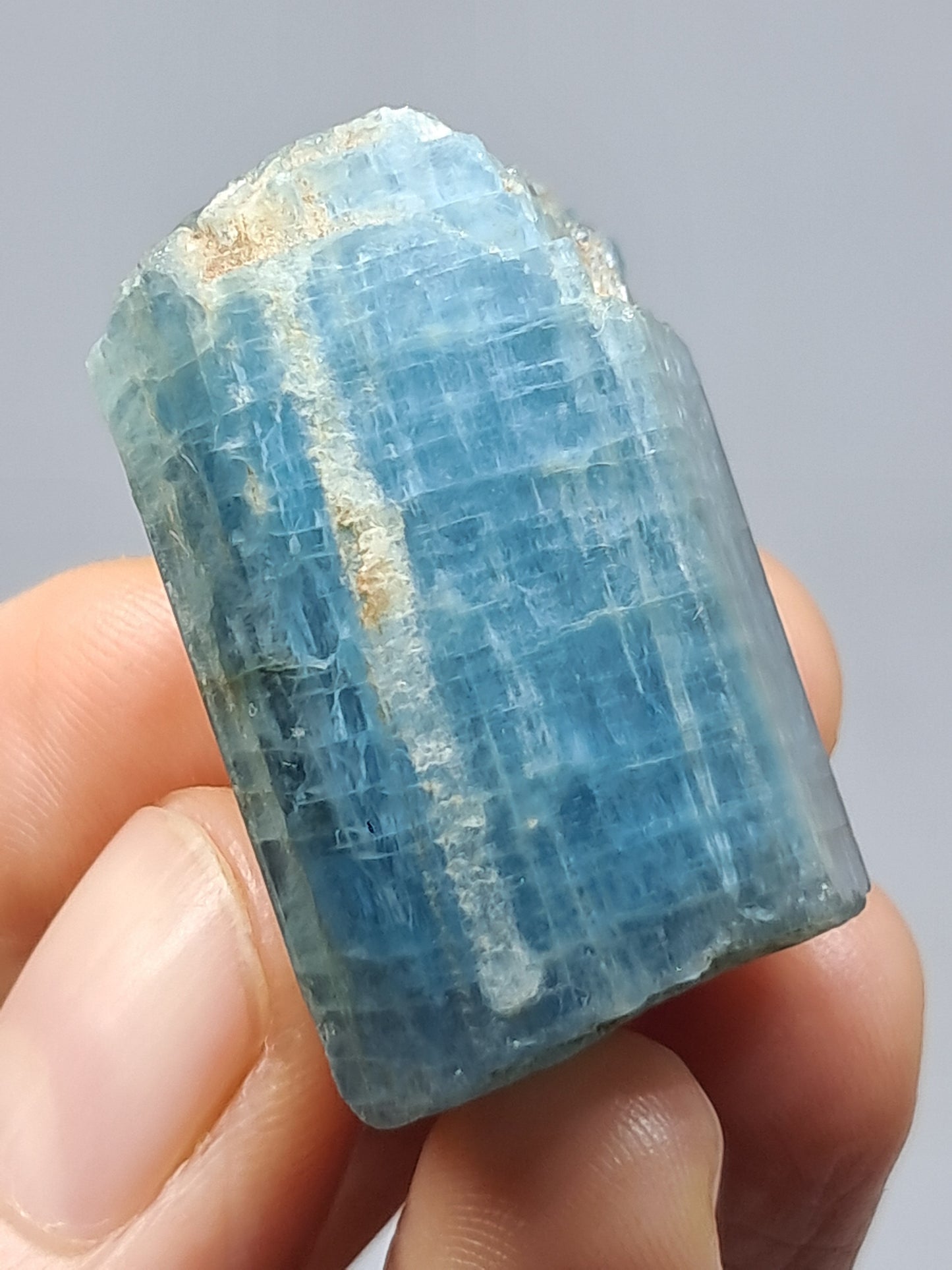 Aguamarina de alta calidad (Karur) en bruto, cristal hexagonal | Ejemplar mineral n.° AQM17