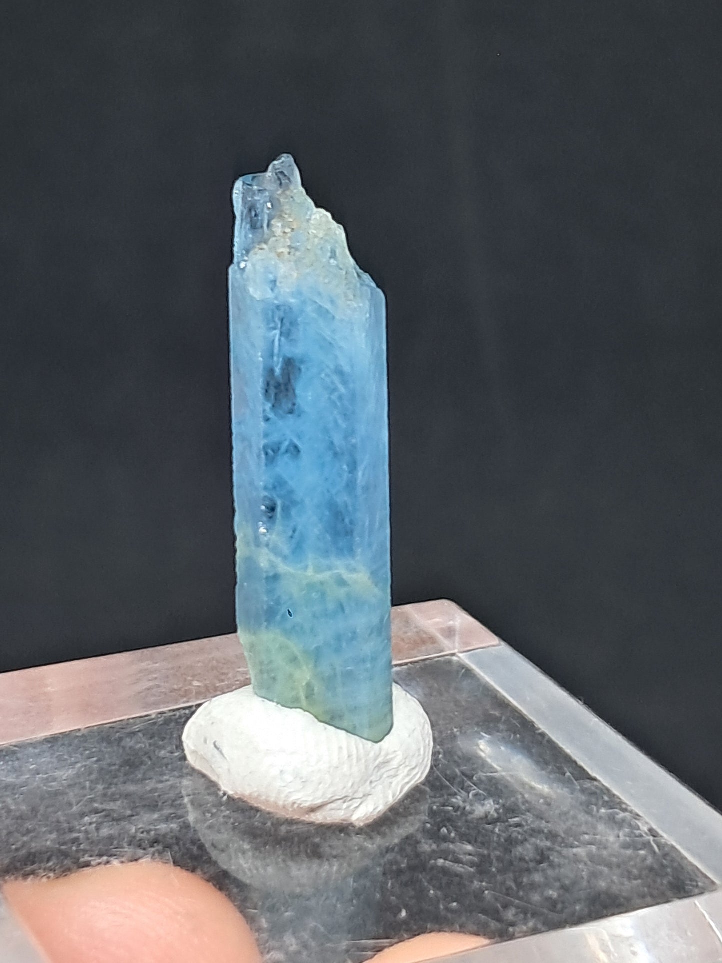 Aguamarina de alta calidad (Karur) en bruto, cristal hexagonal | Ejemplar mineral n.° AQM18