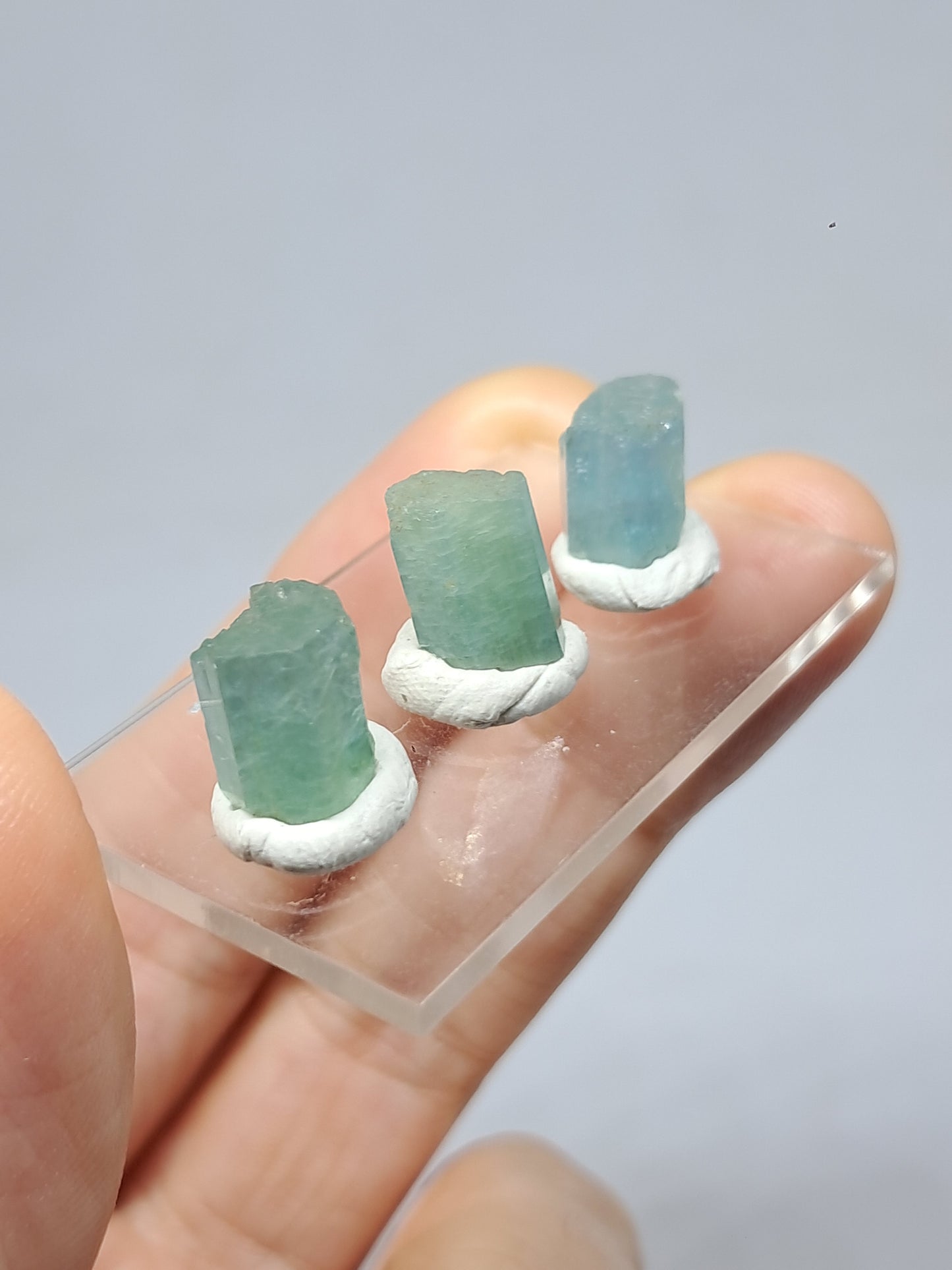 Conjunto de 3 Aguamarinas (Karur) Cristales Hexagonales en Bruto | Ejemplar Mineral n.° AQM36