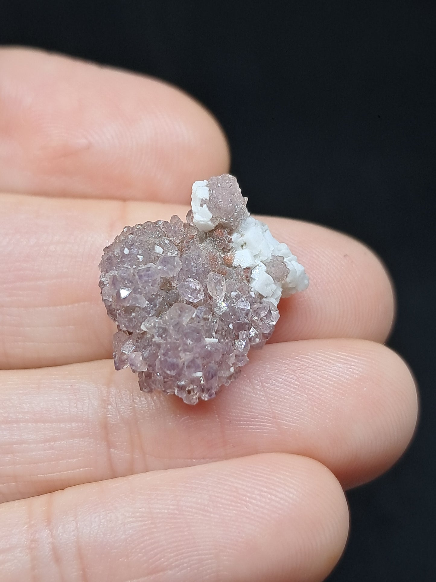 Cúmulo de amatista drusa sobre matriz de feldespato (Karur) | Cristal en bruto | Piedra natural | Ejemplar mineral n.° KA112