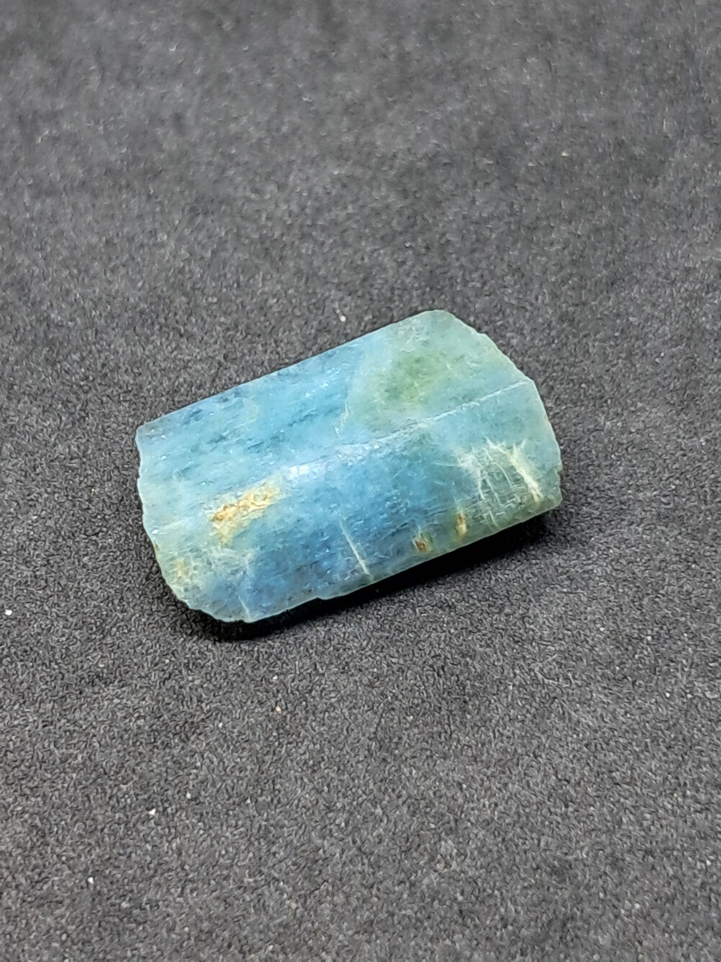 Aguamarina de alta calidad (Karur) en bruto, cristal hexagonal | Ejemplar mineral n.° AQM16