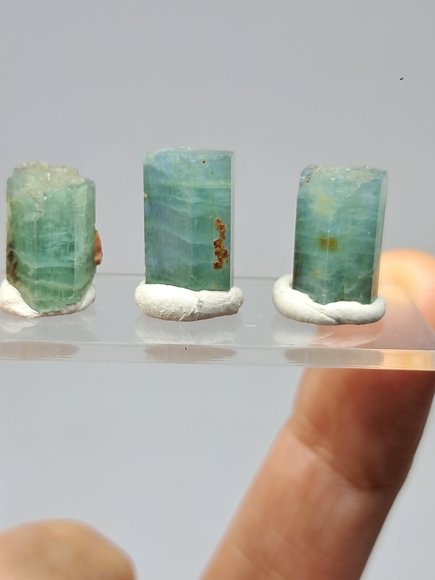 Conjunto de 3 Aguamarinas (Karur) Cristales Hexagonales en Bruto | Ejemplar Mineral n.° AQM38
