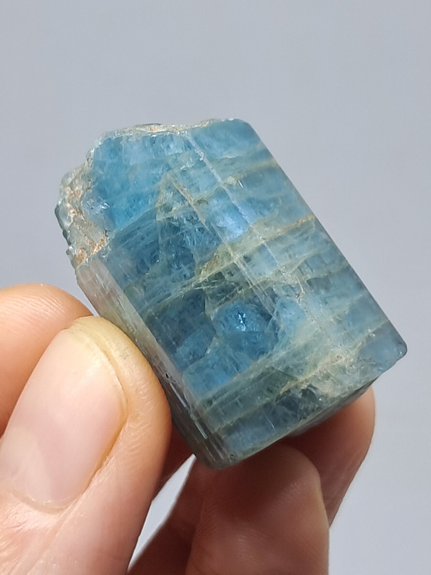 Aguamarina de alta calidad (Karur) en bruto, cristal hexagonal | Ejemplar mineral n.° AQM17
