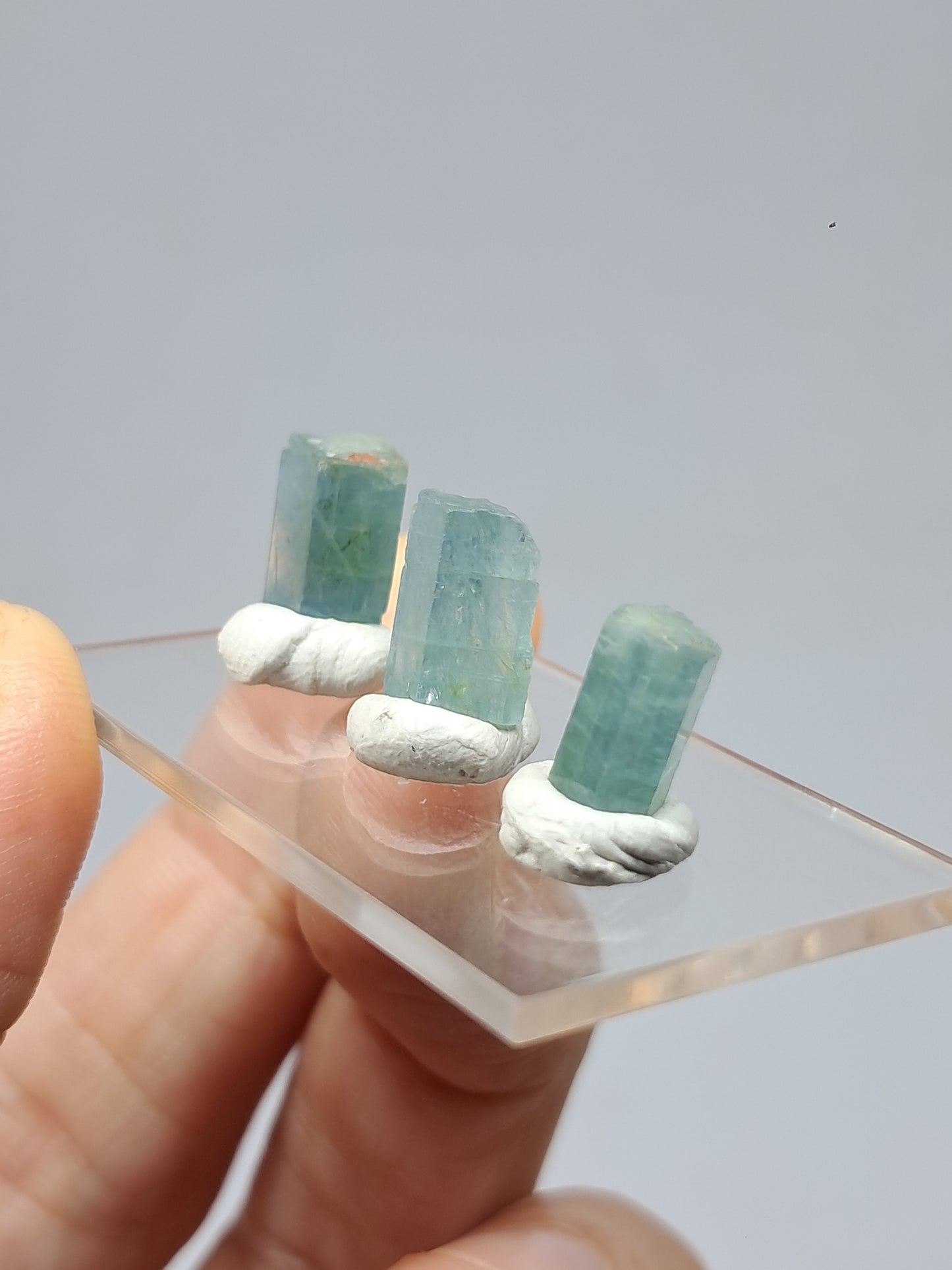 Conjunto de 3 cristales hexagonales de aguamarina (Karur) en bruto | Ejemplar mineral n.° AQM33