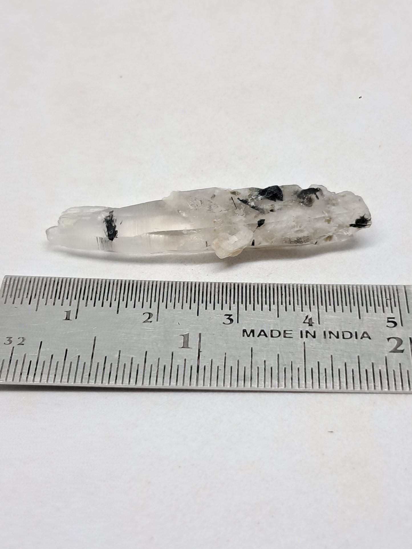 Punta de cristal de cuarzo turmalinado (karur), piedra natural | Ejemplar mineral n.° TQ28