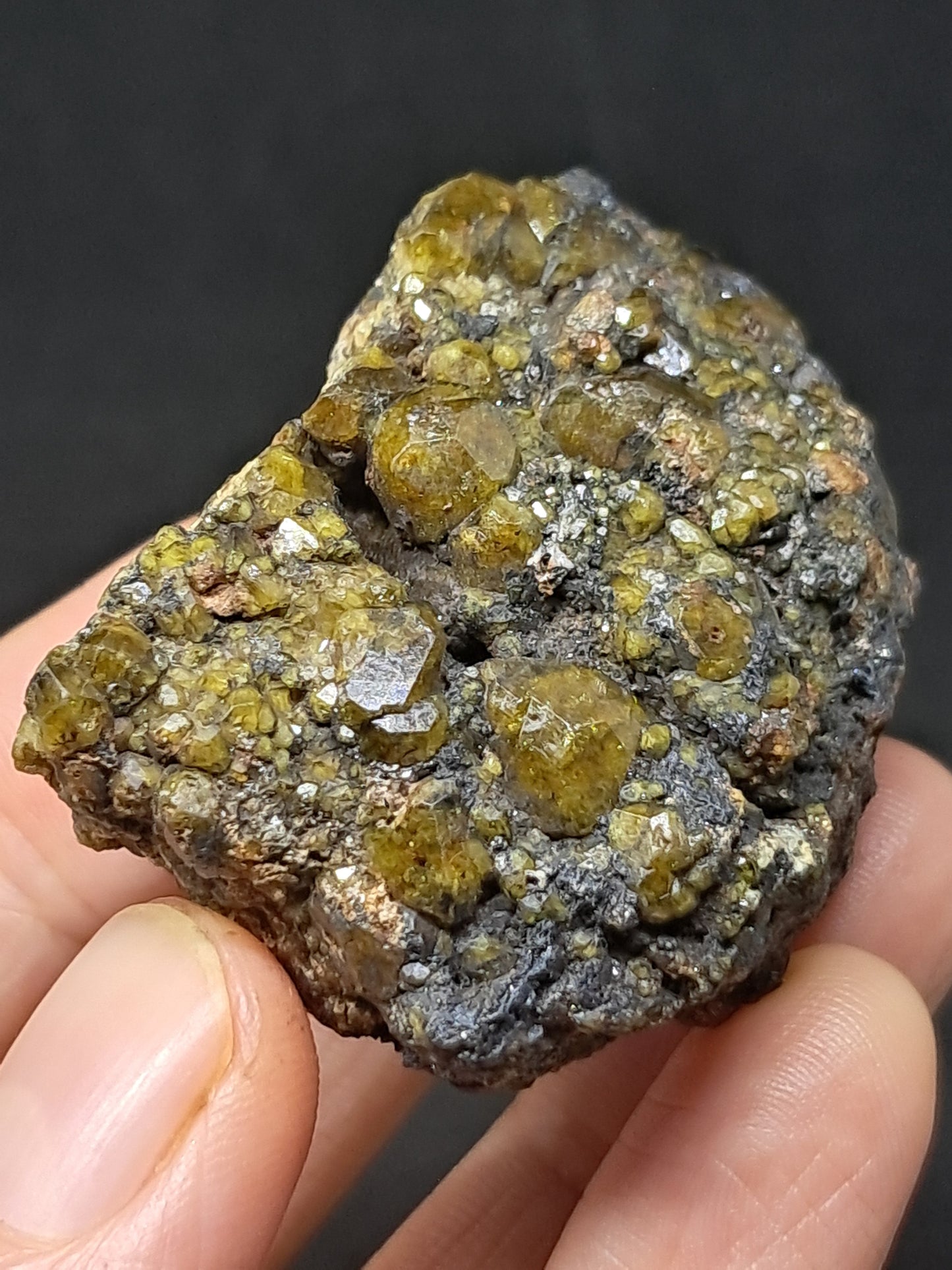 Cúmulo de granate verde en matriz (México) | Cristal en bruto | Ejemplar mineral n.° GR16