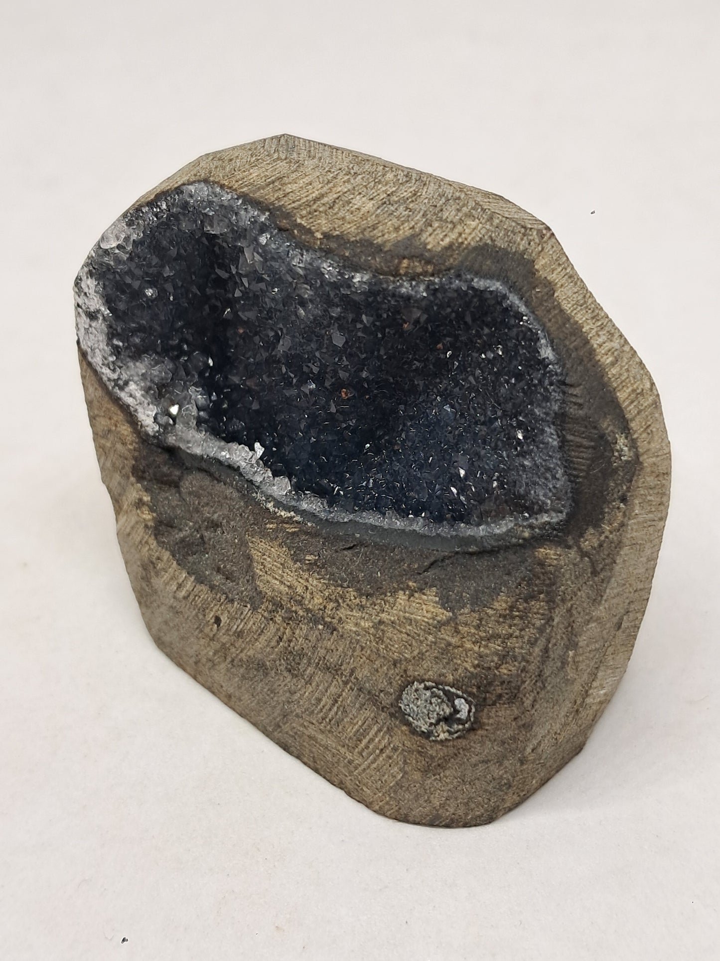 Calcedonia negra en geoda de basalto (Nashik) | Cristal natural | Ejemplar mineral n.° BC19