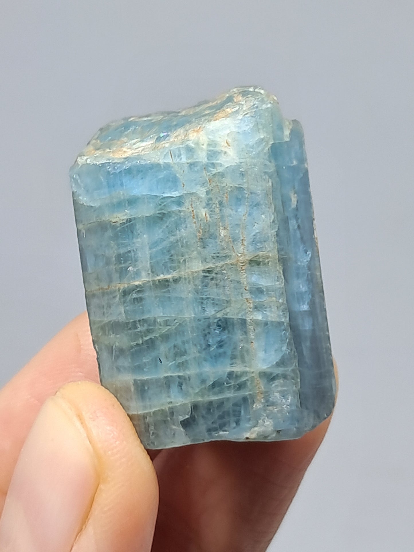 Aguamarina de alta calidad (Karur) en bruto, cristal hexagonal | Ejemplar mineral n.° AQM17