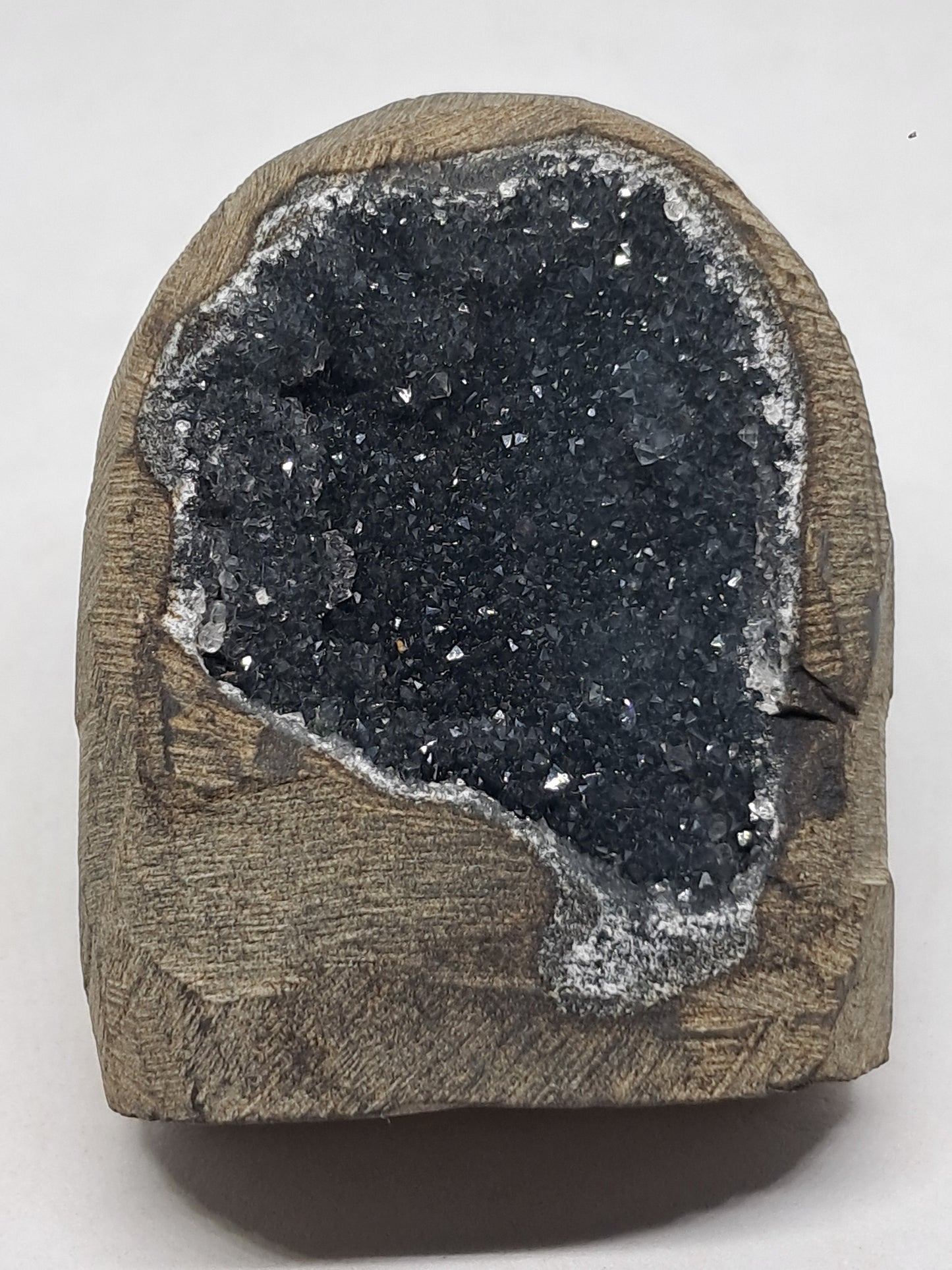 Calcedonia negra en geoda de basalto (Nashik) | Cristal natural | Ejemplar mineral n.° BC11