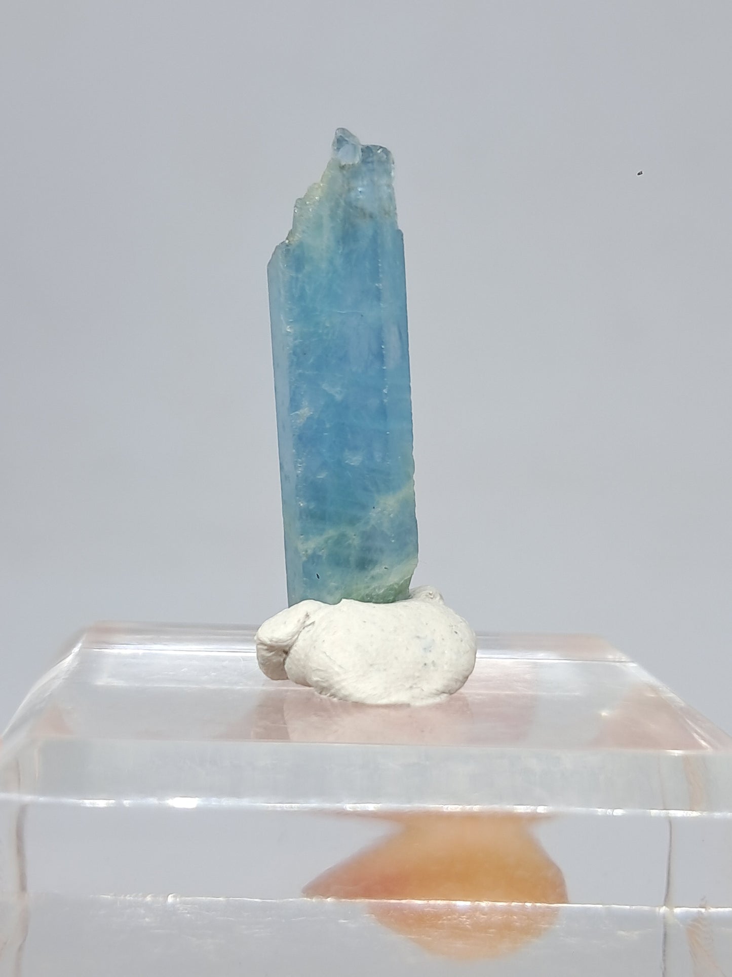 Aguamarina de alta calidad (Karur) en bruto, cristal hexagonal | Ejemplar mineral n.° AQM18