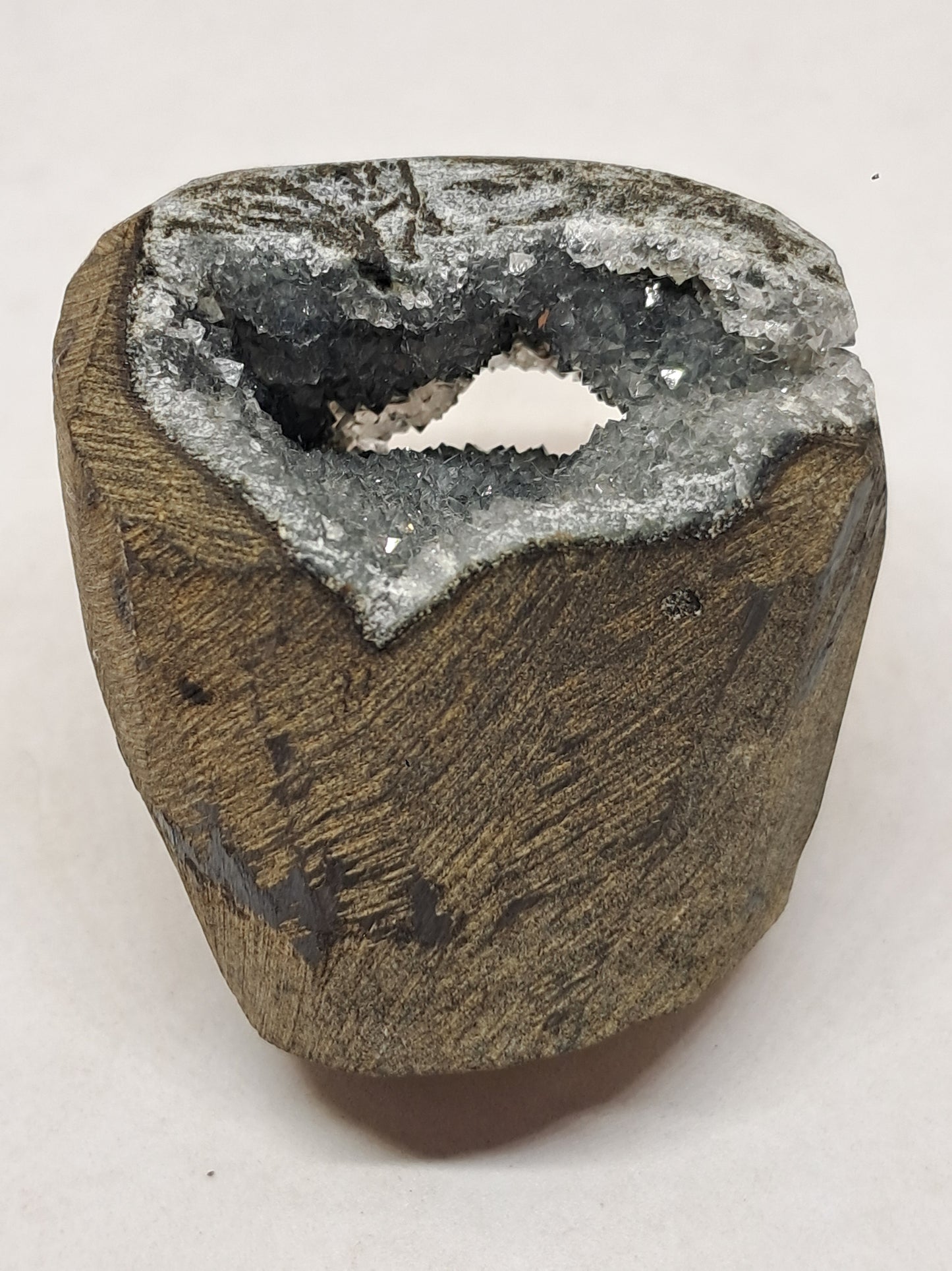Calcedonia negra en geoda de basalto (Nashik) | Cristal natural | Ejemplar mineral n.° BC20