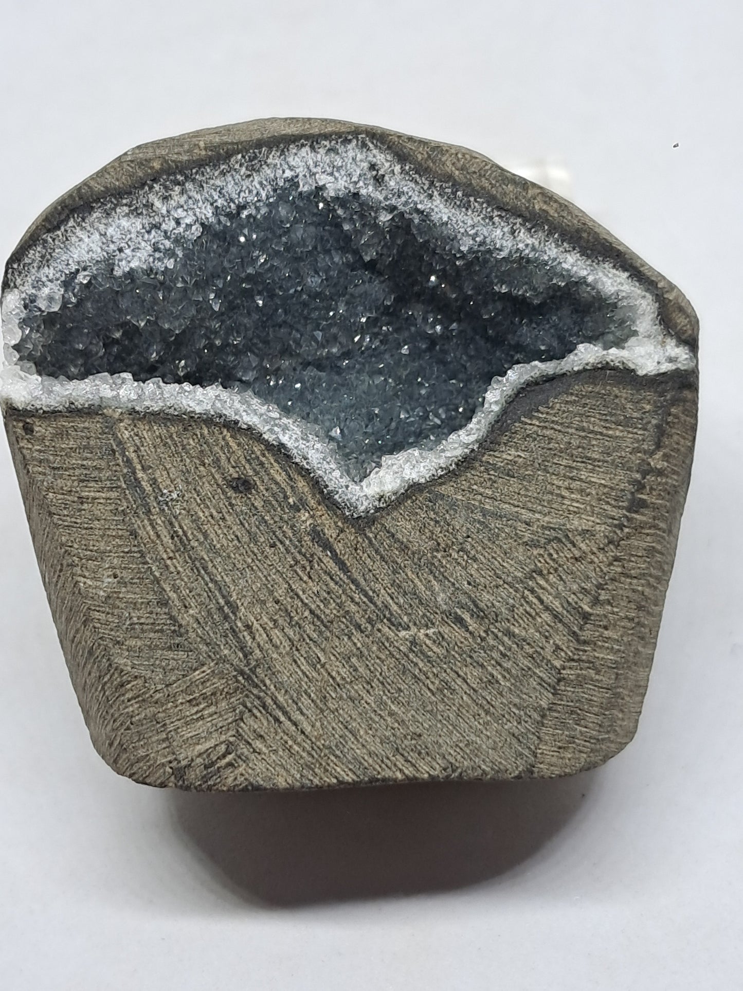 Calcedonia negra en geoda de basalto (Nashik) | Cristal natural | Ejemplar mineral n.° BC22