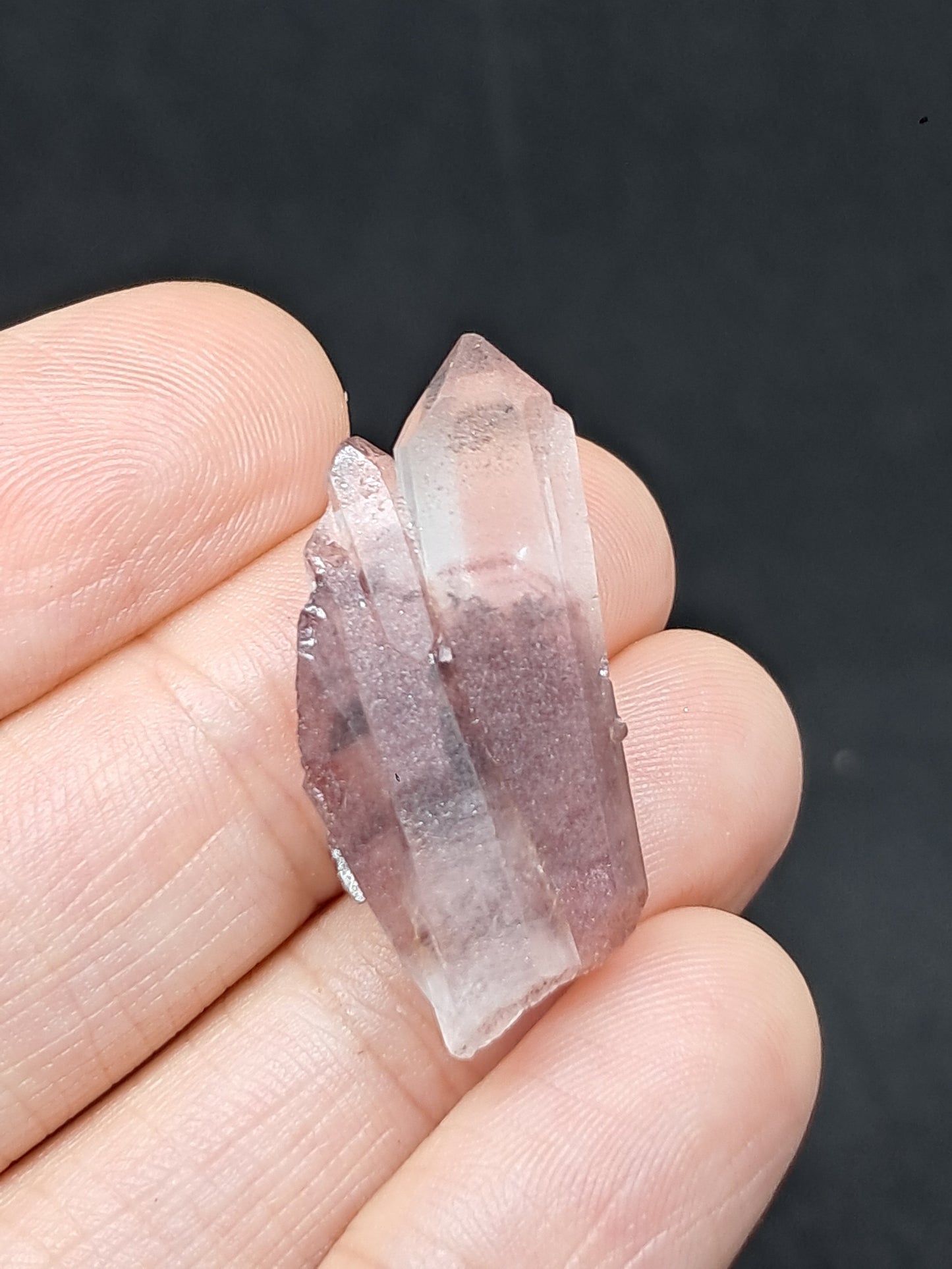 Punta de cristal natural de cuarzo fantasma hematita (Telangana) | Ejemplar mineral n.° HPQ17