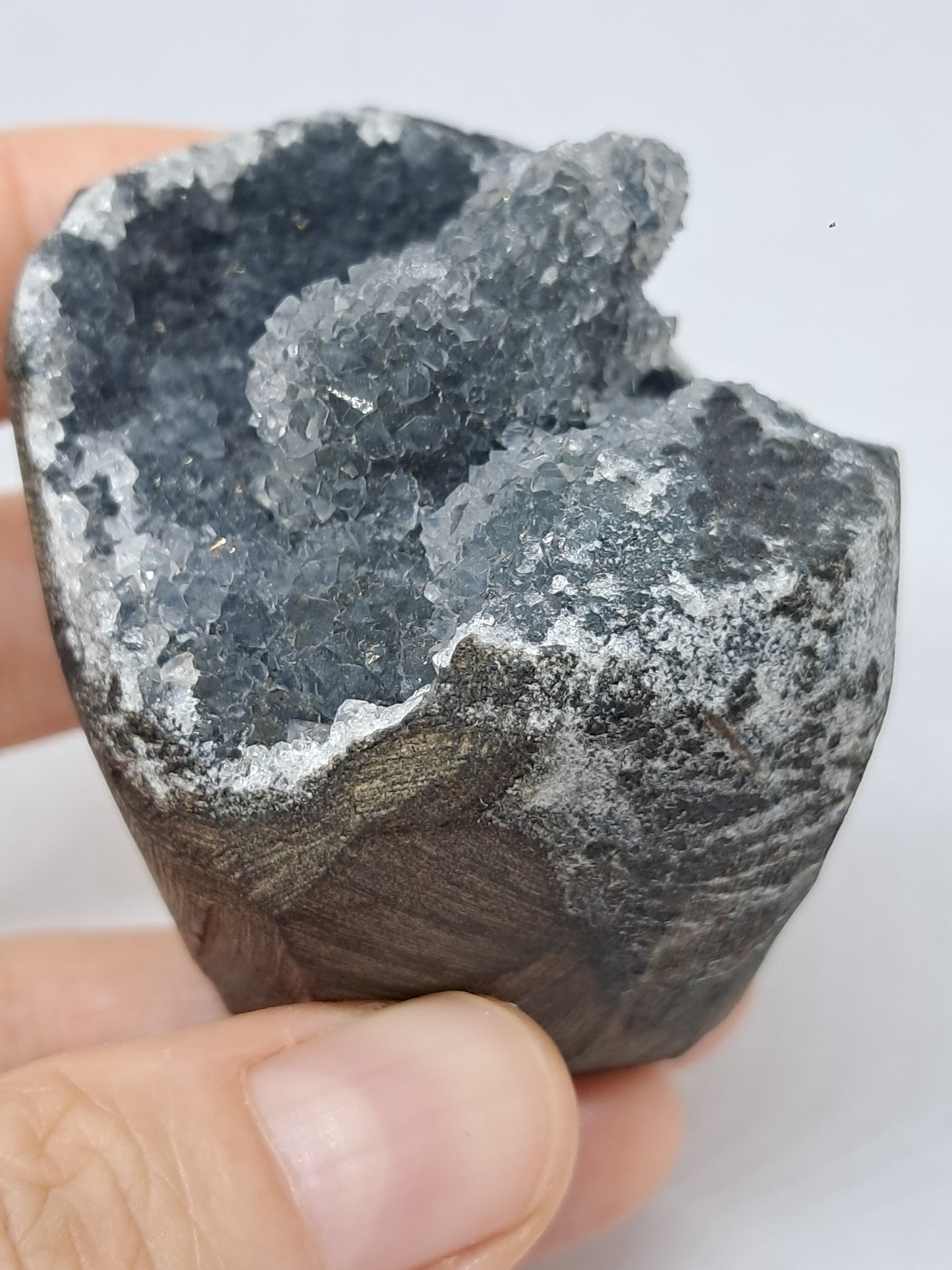 Calcedonia negra en geoda de basalto (Nashik) | Cristal natural | Ejemplar mineral n.° BC15