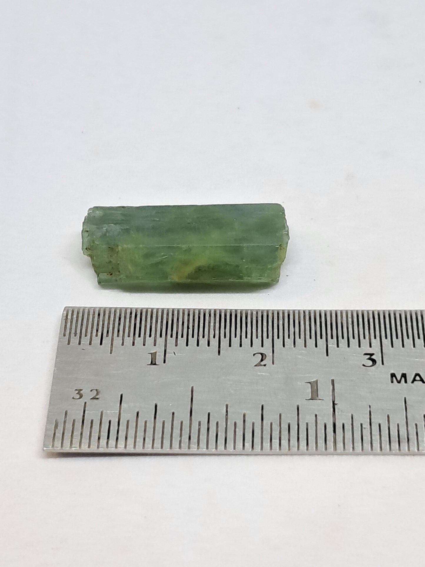 Aguamarina (Karur) Cristal hexagonal en bruto | Ejemplar mineral n.° AQM23