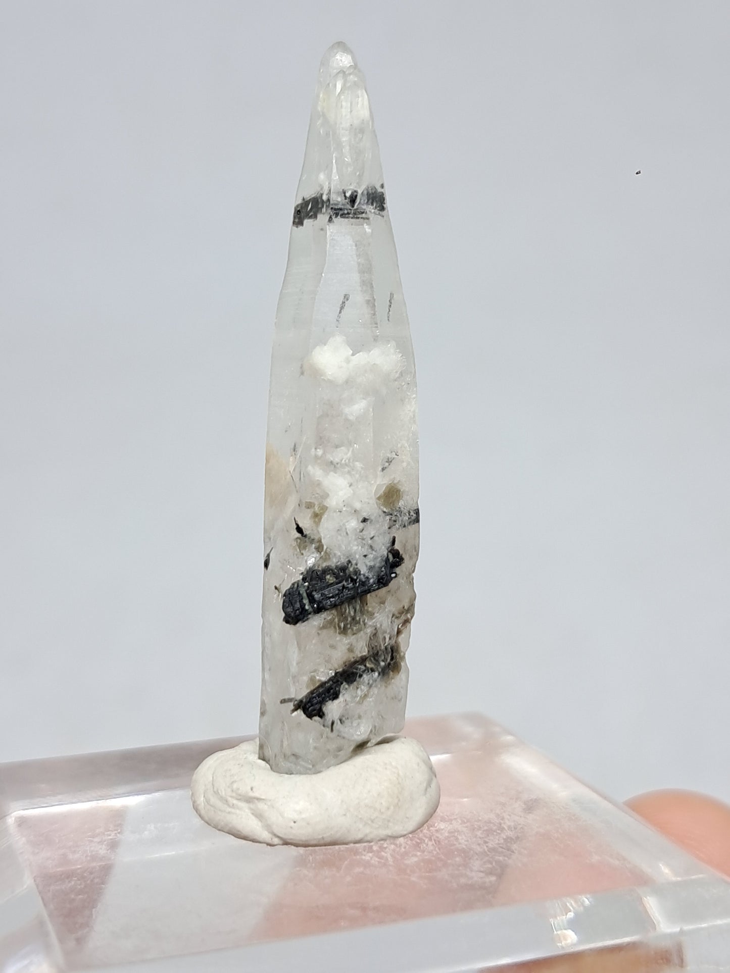 Punta de cristal de cuarzo turmalinado (karur), piedra natural | Ejemplar mineral n.° TQ28