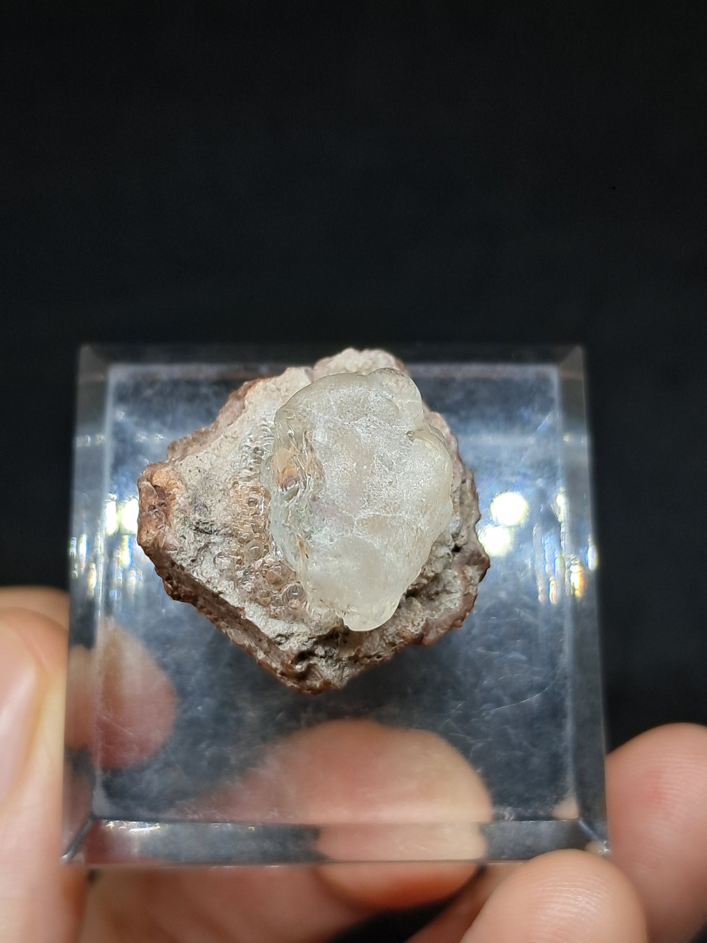 Ópalo hialita reactivo a los rayos UV en matriz (México), piedra cristalina en bruto | Ejemplar mineral n.° OH2