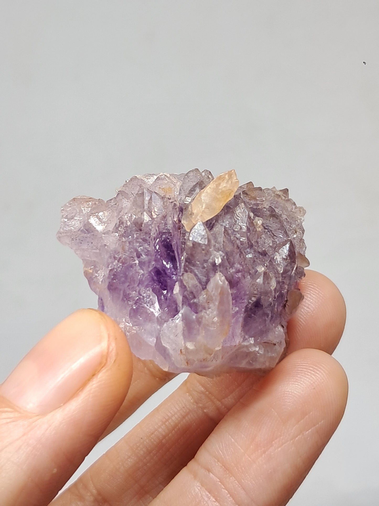 Amatista en forma de cetro con calcita reactiva a los rayos UV (Karur) | Cristal en bruto | Piedra natural | Ejemplar mineral n.° KA131