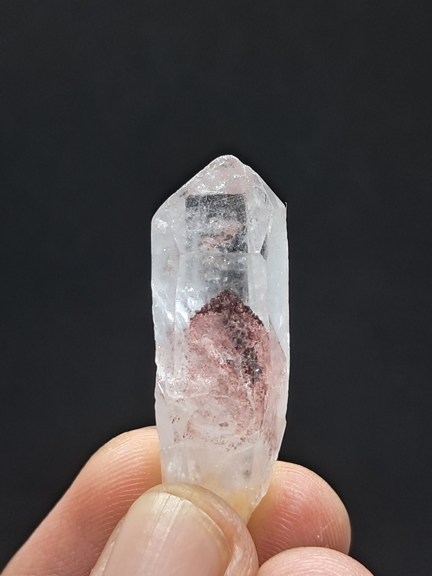 Punta de cristal natural de cuarzo fantasma hematita (Telangana) | Ejemplar mineral n.° HPQ28