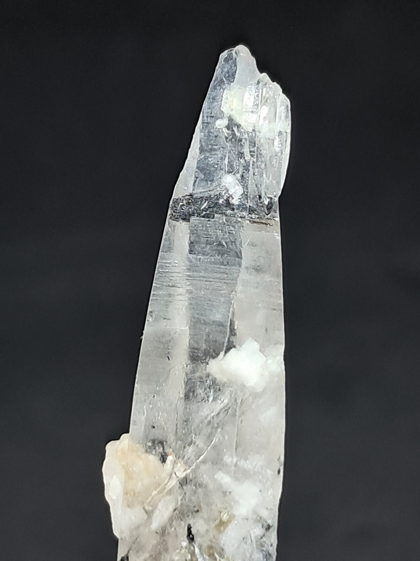 Punta de cristal de cuarzo turmalinado (karur), piedra natural | Ejemplar mineral n.° TQ28