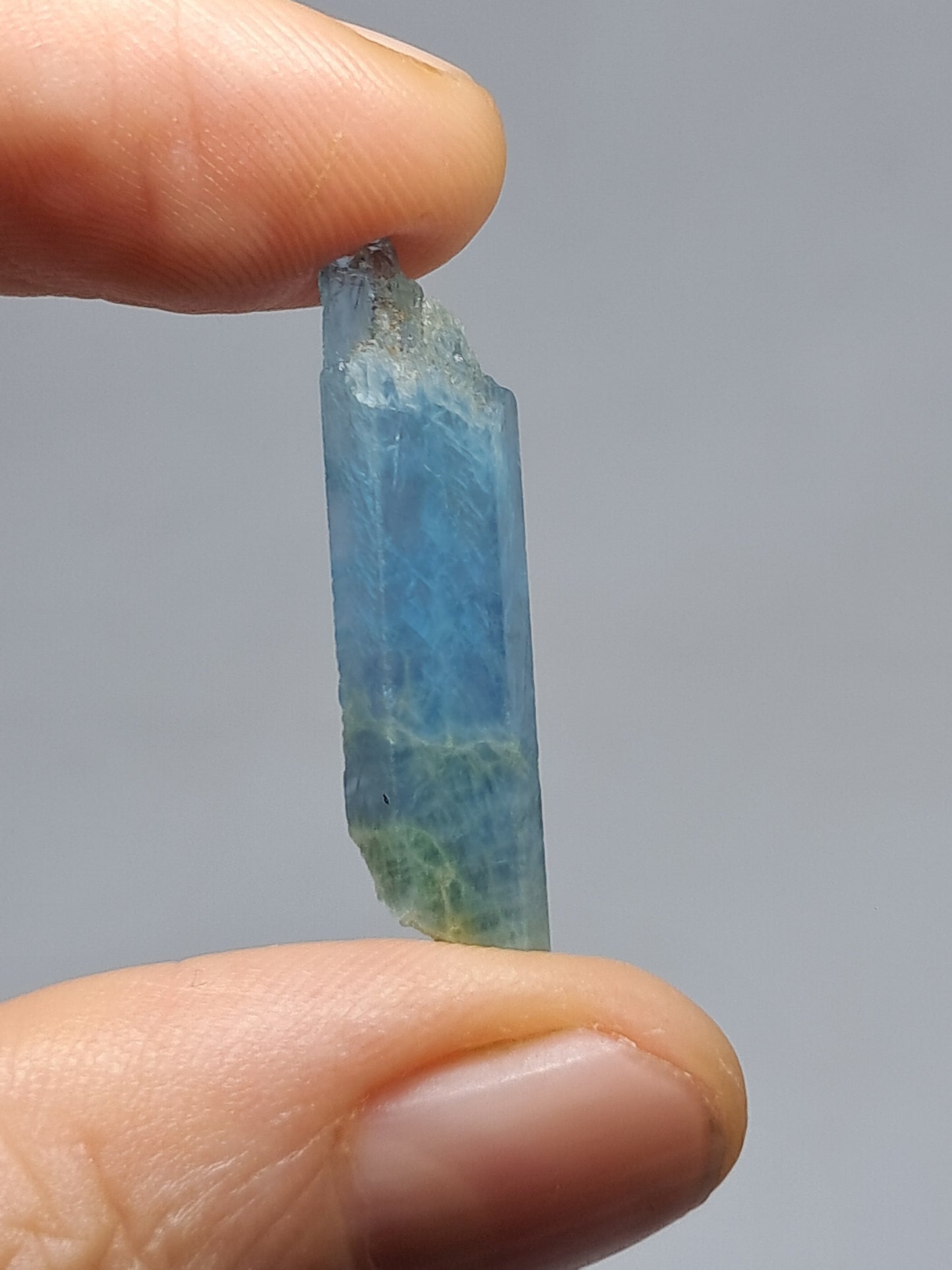 Aguamarina de alta calidad (Karur) en bruto, cristal hexagonal | Ejemplar mineral n.° AQM18