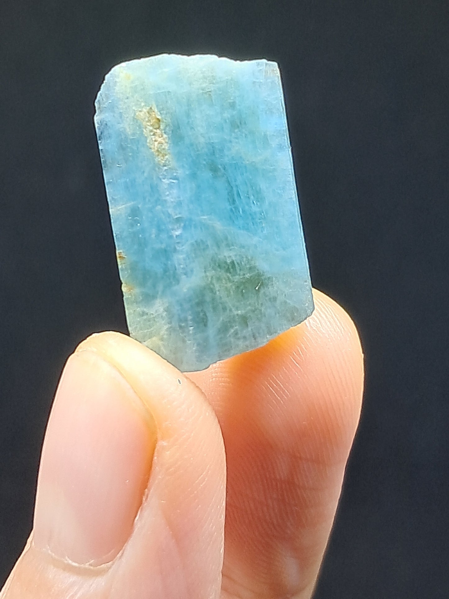 Aguamarina de alta calidad (Karur) en bruto, cristal hexagonal | Ejemplar mineral n.° AQM16