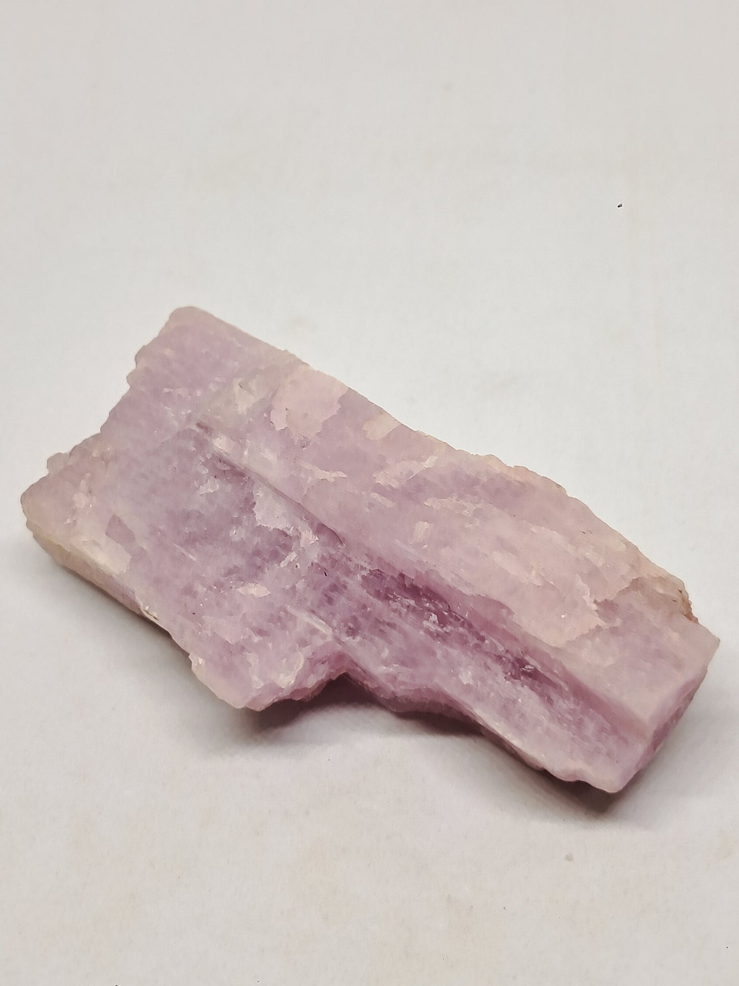 Cristal de kunzita en bruto (Madagascar), piedra natural en bruto | Ejemplar de espodumena n.° KZ1