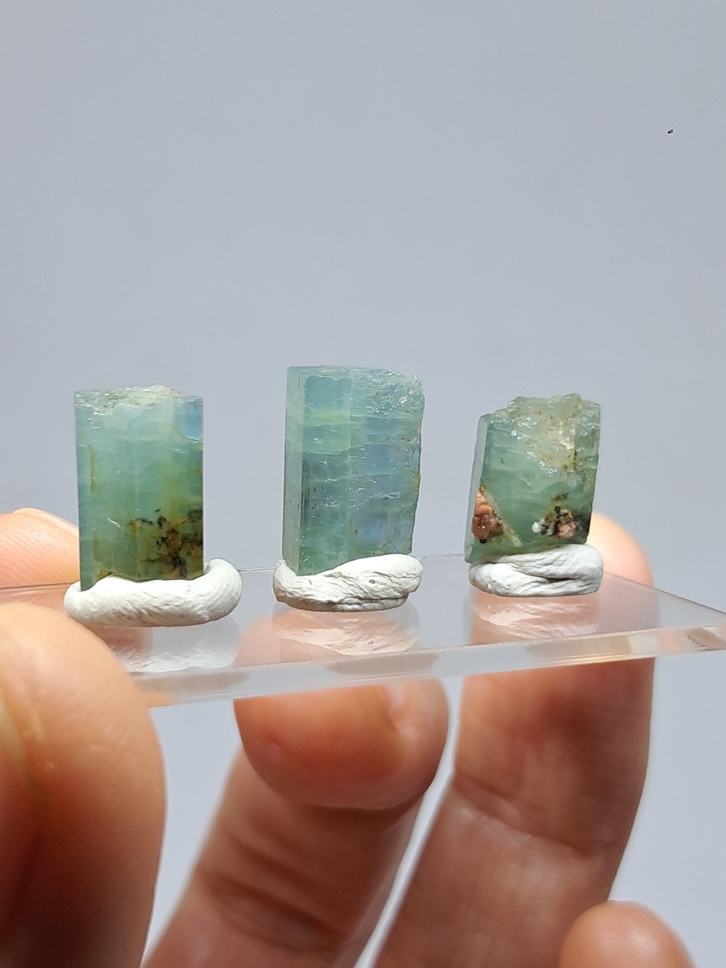 Conjunto de 3 Aguamarinas (Karur) Cristales Hexagonales en Bruto | Ejemplar Mineral n.° AQM38