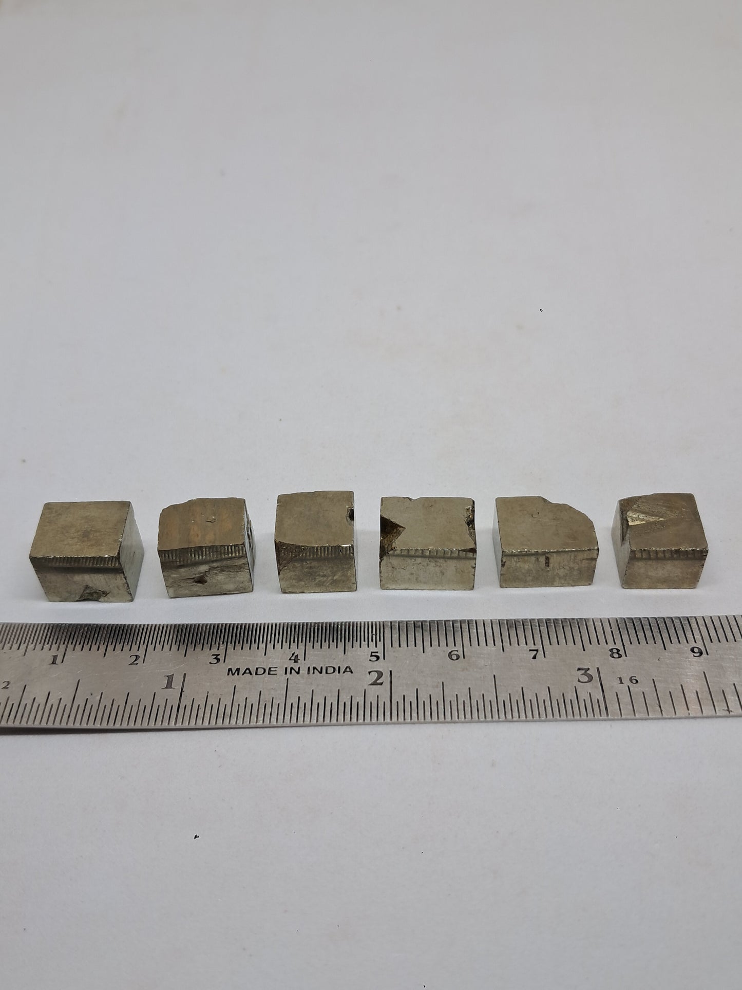 Pirita en bruto en cubos pequeños (España) Cristal natural | Ejemplar mineral n.° PR13