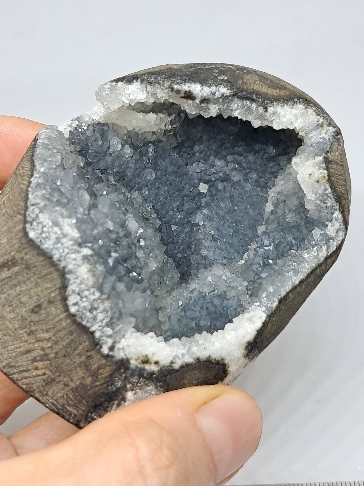 Calcedonia gris/azul en geoda de basalto (Nashik) | Cristal natural | Ejemplar mineral n.° BC10