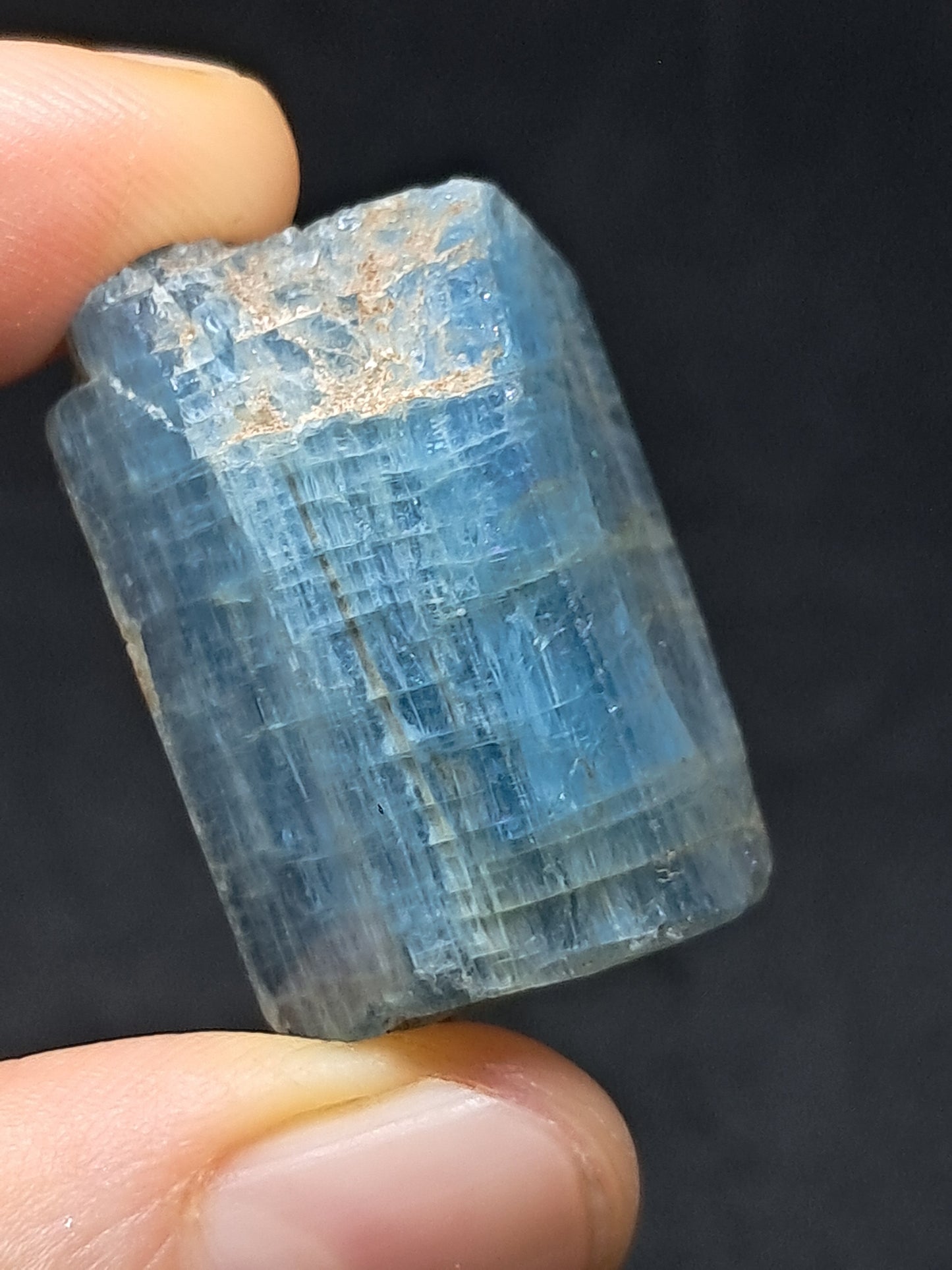 Aguamarina de alta calidad (Karur) en bruto, cristal hexagonal | Ejemplar mineral n.° AQM17