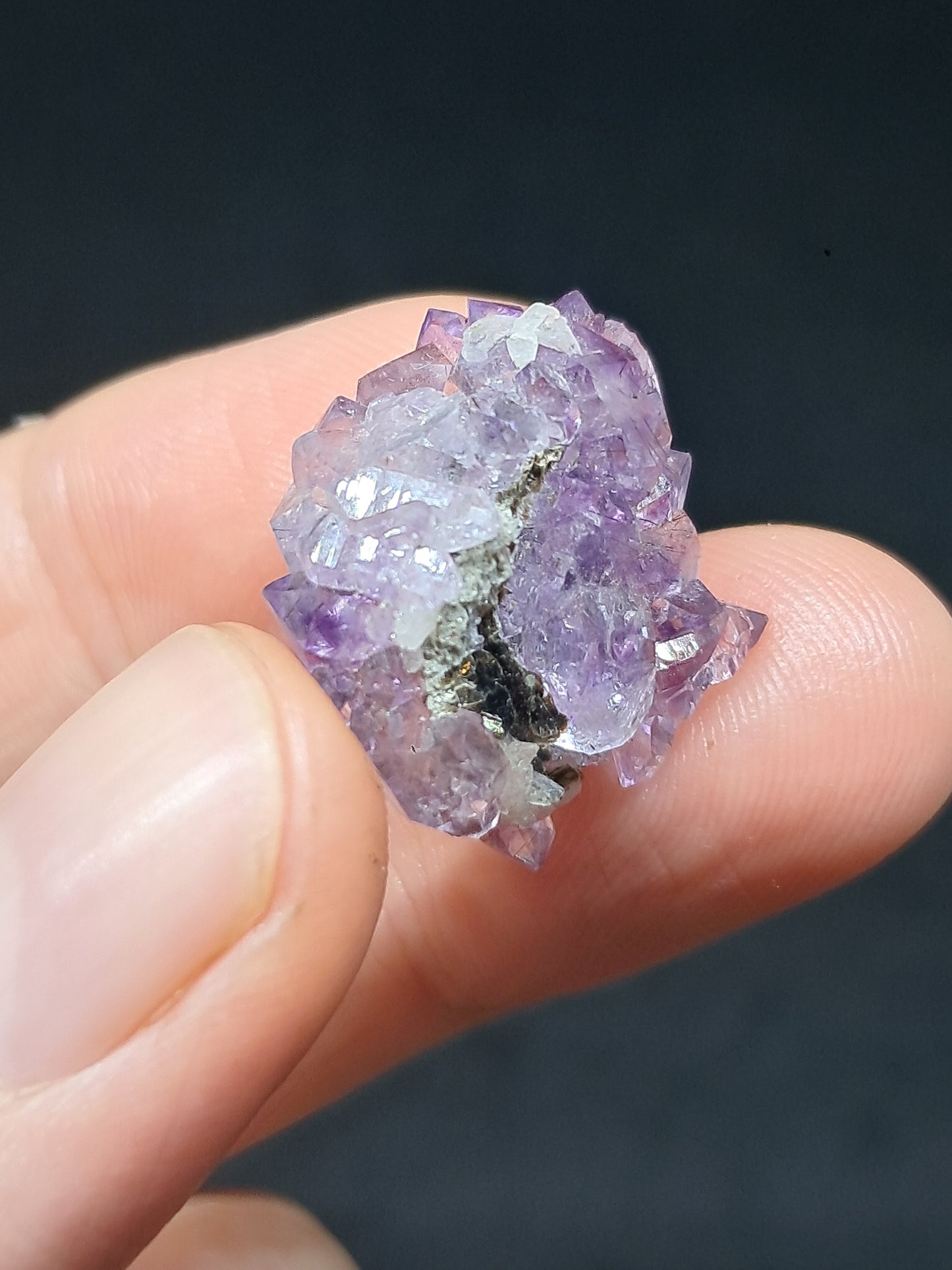 Amatista brillante con inclusiones "Super Seven" y mica (Karur) | Cristal en bruto | Piedra natural | Ejemplar mineral n.° KA153