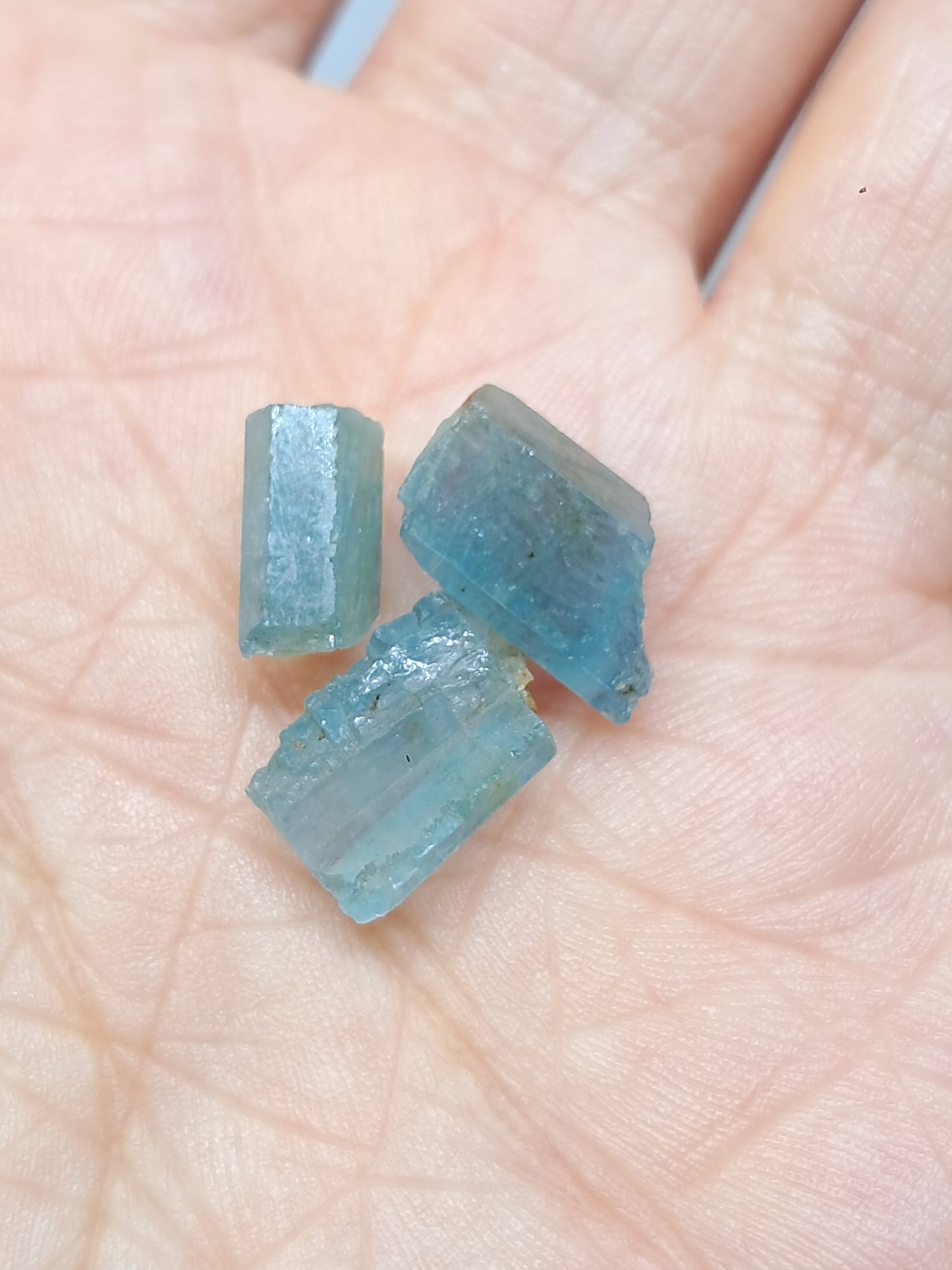 Conjunto de 3 cristales hexagonales de aguamarina (Karur) en bruto | Ejemplar mineral n.° AQM33